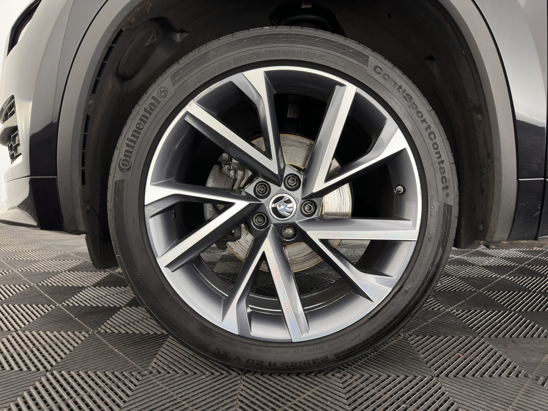 ŠKODA Kodiaq 1.5TSI Sportline (INCL-BTW) Aut. *PANO | 20" ALU | TOW BAR | LEATHER-MICROFIBRE | FULL-LED | MEMORY-PACK | SPORTSEATS | SHIFT-PADDLES | ADAPTIVE-CRUISE | DIGI-COCKPIT | NAVI-FULLMAP | CANTON-AUDIO | DAB | AMB