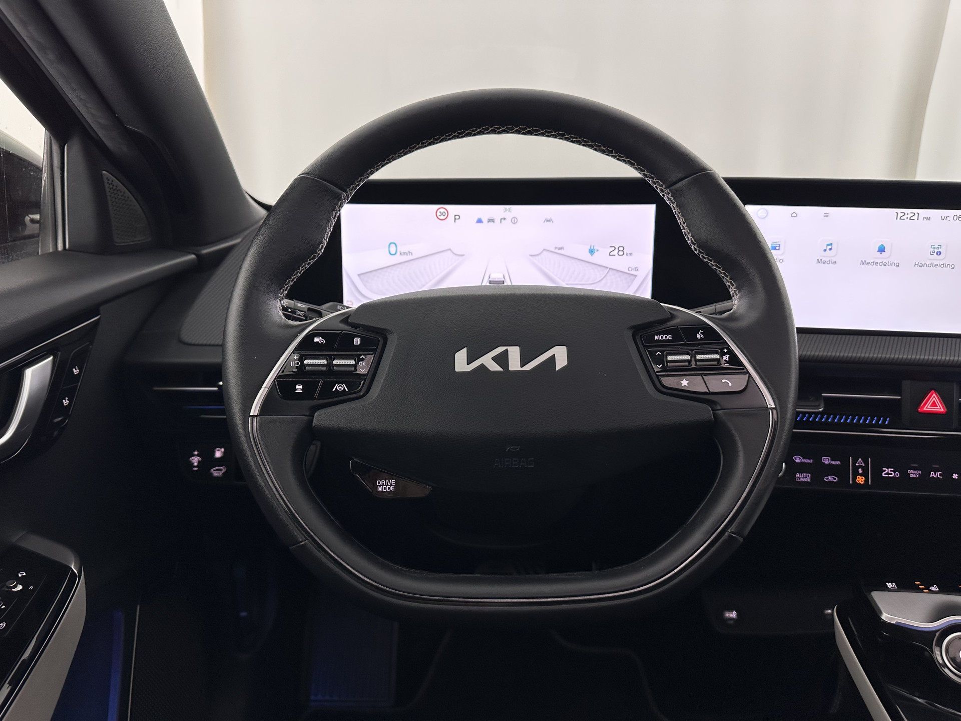 Kia EV6 GT-Line 77.4 kWh (3-Fase-11kW) {SOH-98%} (INCL-BTW) Aut. *HEATPUMP | PANO | HEAD-UP | LEATHER-ALCANTARA | ADAPTIVE-CRUISE | DIGI-COCKPIT | MERIDIAN-AUDIO | MEMORYPACK | FULL-LED | KEYLESS | TOPVIEW | DAB | BLINDSPOT | NAVI-FULLMAP |