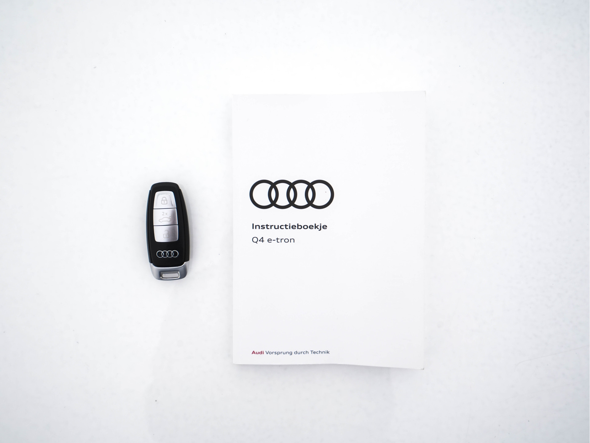 Audi Q4 e-tron 40 S-Line Competition Launch edition 77 kWh [ 3-Fase ] {SOH-87%} (INCL-BTW) *HEAT-PUMP | PANO | LEATHER-FABRIC | MATRIX-LED | ADAPTIVE-CRUISE | HEATED-SPORTSEATS | AMBIENT-LIGHT | DIGI-COCKPIT | CAMERA | KEYLESS | NAVI-FULLMAP | ...