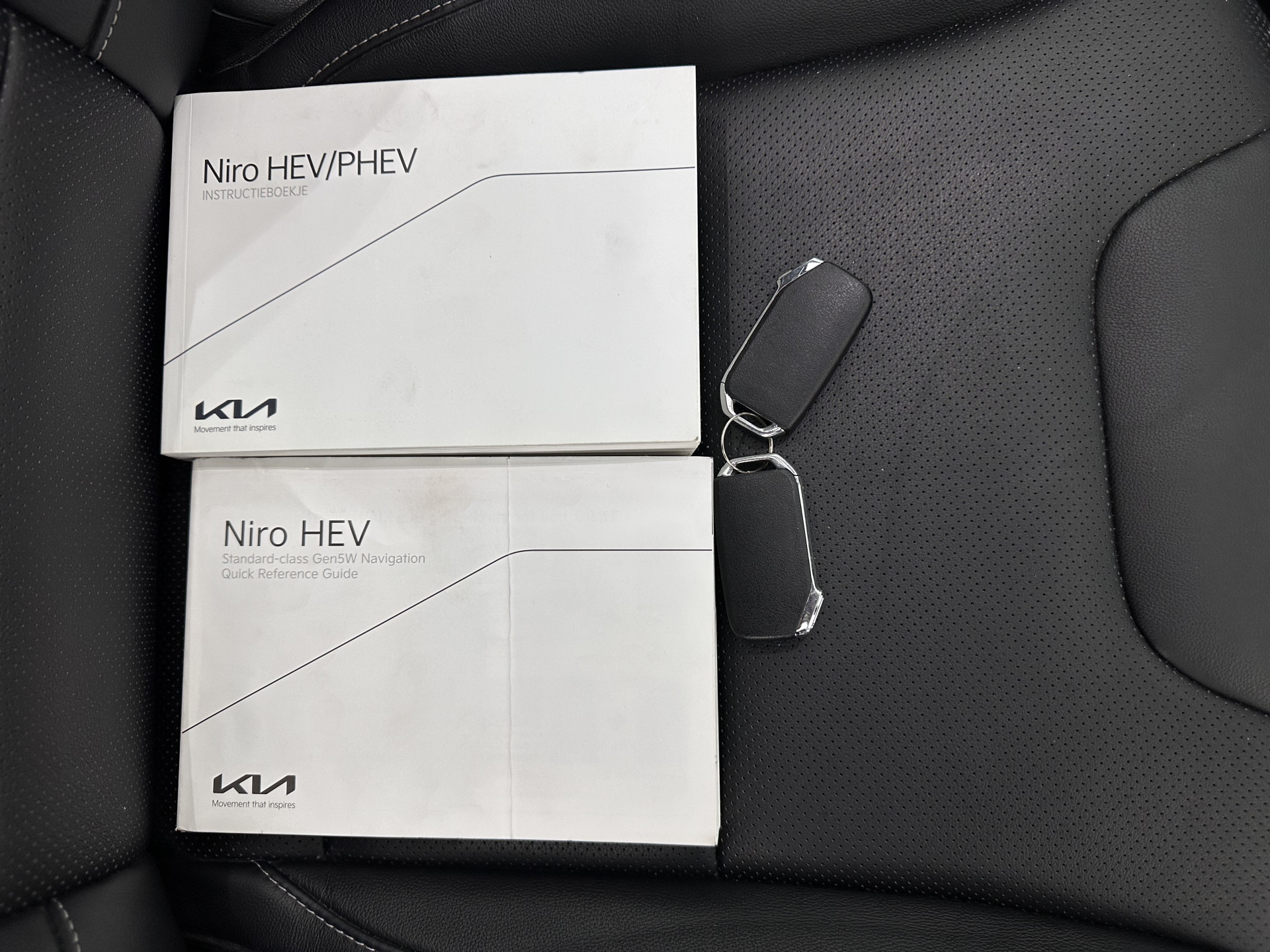 Kia Niro 1.6 GDi Hybrid ExecutiveLine (INCL-BTW) Aut. *PANO |  LEATHER | FULL-LED | NAVI-FULLMAP | DIGI-COCKPIT | HEATED-COMFORTSEATS | CAMERA | DAB+ | KEYLESS | ECC | SHIFTPADDLES | ADAPTIVE-CRUISE | LANE-ASSIST | 16"ALU*