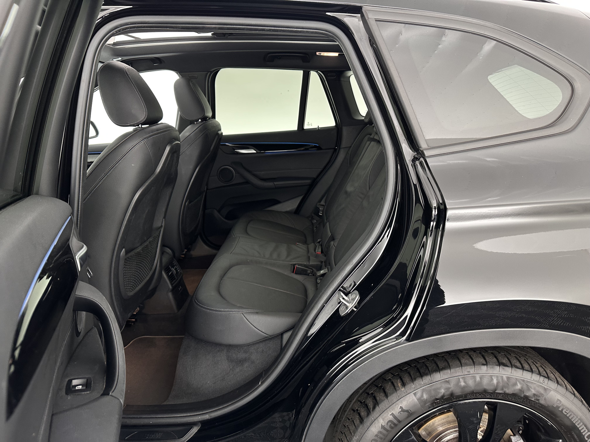 BMW X1 xDrive25e Sportline Business Edition Plus (Plug-In) (INCL-BTW) Aut. *PANO | LEATHER | FULL-LED | HEATED-SPORTSEATS | HIFI-SYSTEM | CAMERA | PRIVACYGLASS | NAVI-FULLMAP | ECC | HEAD-UP | PDC | KEYLESS | DAB | CRUISE | TOWBAR | AMBIENTLIGHT | 18