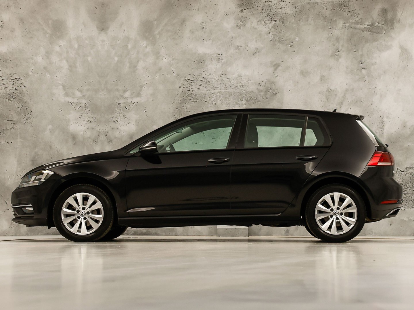 Volkswagen Golf 1.0 TSI Sportline (APPLE CARPLAY, NAP, GROOT NAVI, CLIMATE, PARKEERSENSOREN, SPORTSTOELEN, LM VELGEN, ADAPTIVE CRUISE, NIEUWSTAAT)