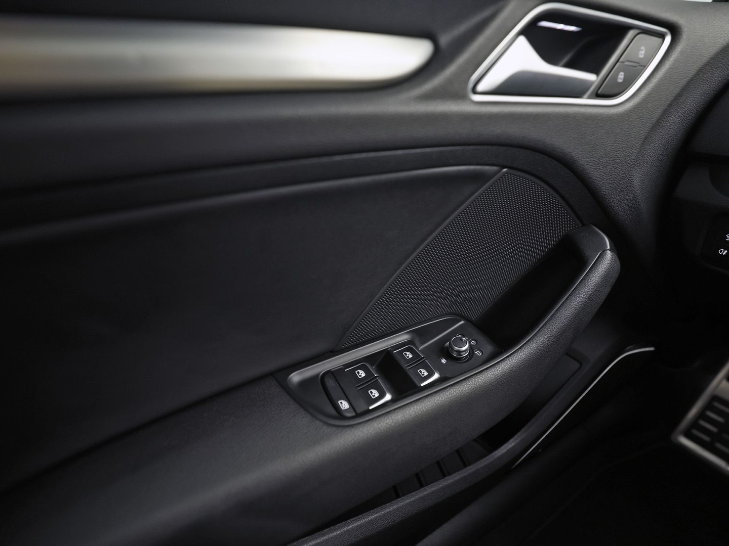 Audi A3 Limousine 1.4 TFSI S-Line Sport 150Pk (2X S-LINE, GROOT NAVI, BANG&OLUFSEN, KEYLESS, AFGEVLAKT STUUR, STOELVERWARMING, PARKEERSENSOREN, SPORTSTOELEN, LM VELGEN, NIEUWE APK)