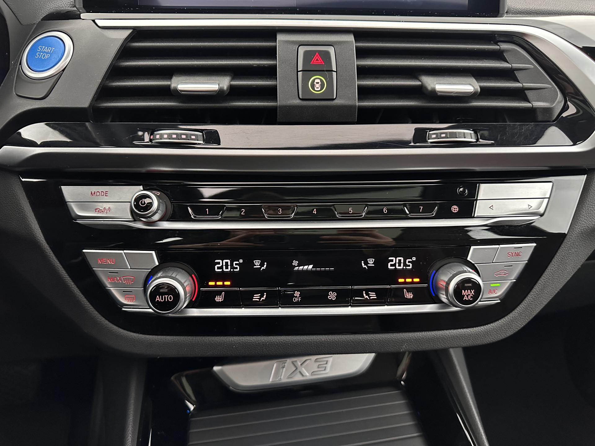 BMW iX3 High Executive 80 kWh [ 3-Fase-11kW ] {SOH-99%} (INCL-BTW) Aut. *HEATPUMP | PANO | LEATHER | HARMAN/KARDON | FULL-LED | BLINDSPOT | MEMORY-PACK | DIGI-COCKPIT | HEATED-SPORTSEATS | KEYLESS | TOPVIEW | DAB+ | NAVI-FULLMAP | HEAD-UP | ...