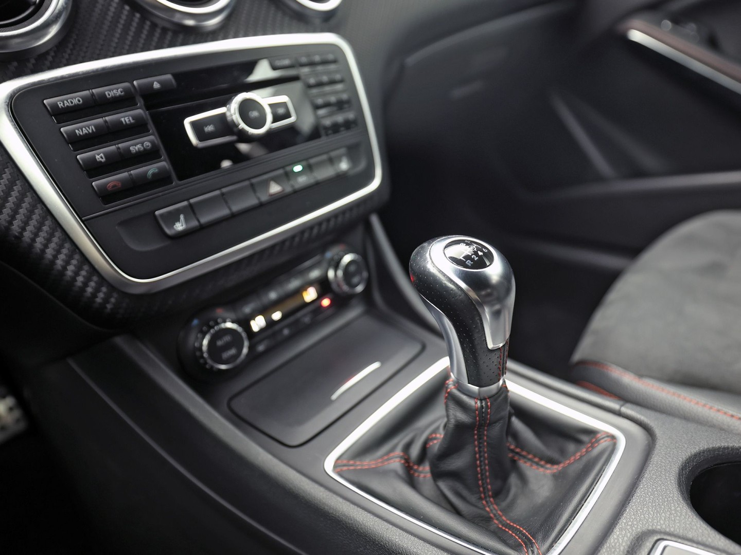 Mercedes-Benz A-Klasse 180 AMG Prestige Sport (NAVIGATIE, SPORTSTOELEN, MEMORY SEAT, STOELVERWARMING, LM VELGEN, GETINT GLAS, NIEUWE APK)