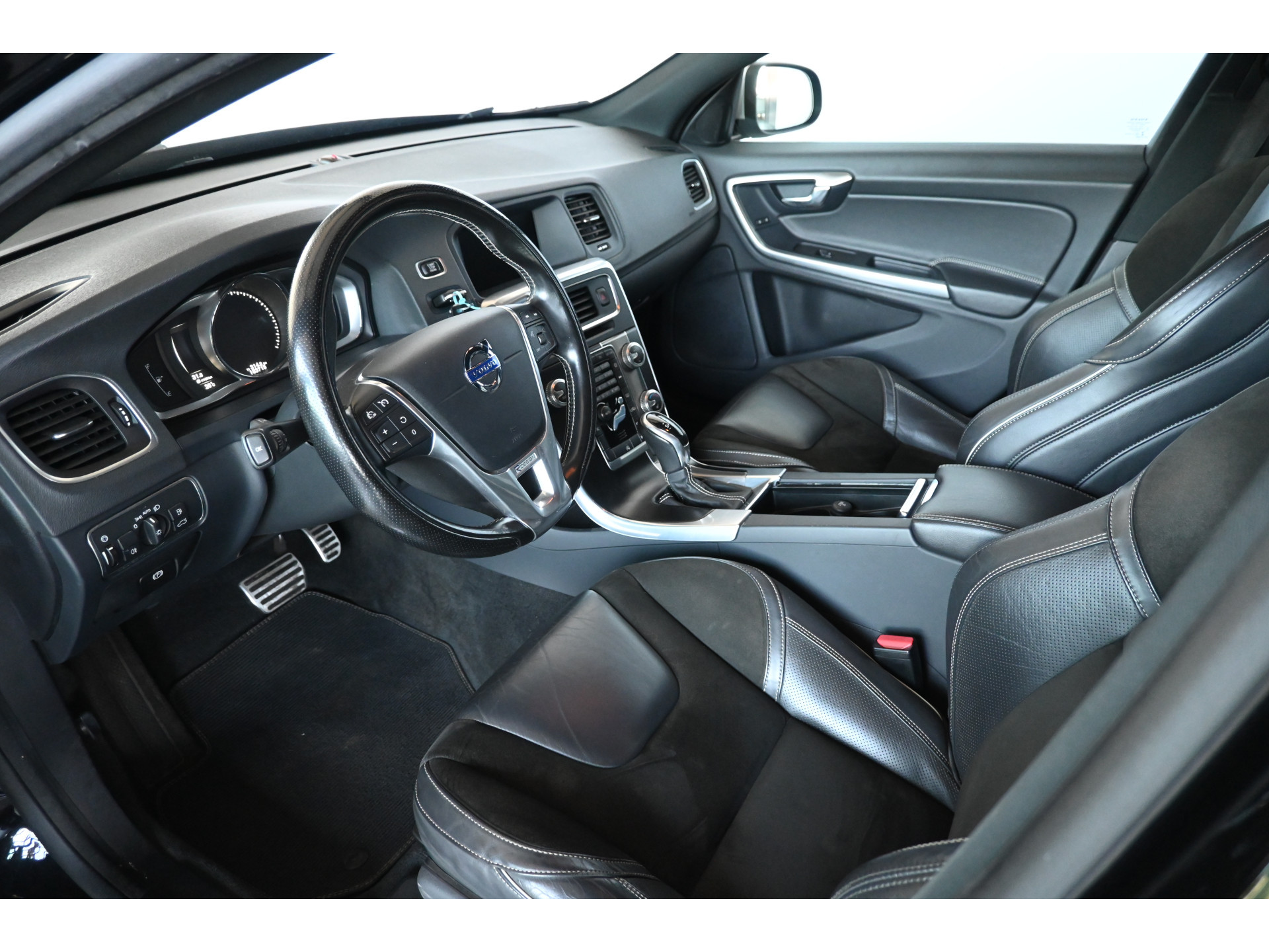 Volvo V60 2.0 D3 Nordic R-Design Automaat Clima Trekhaak Navigatie Cruise control Inruil Mogelijk!