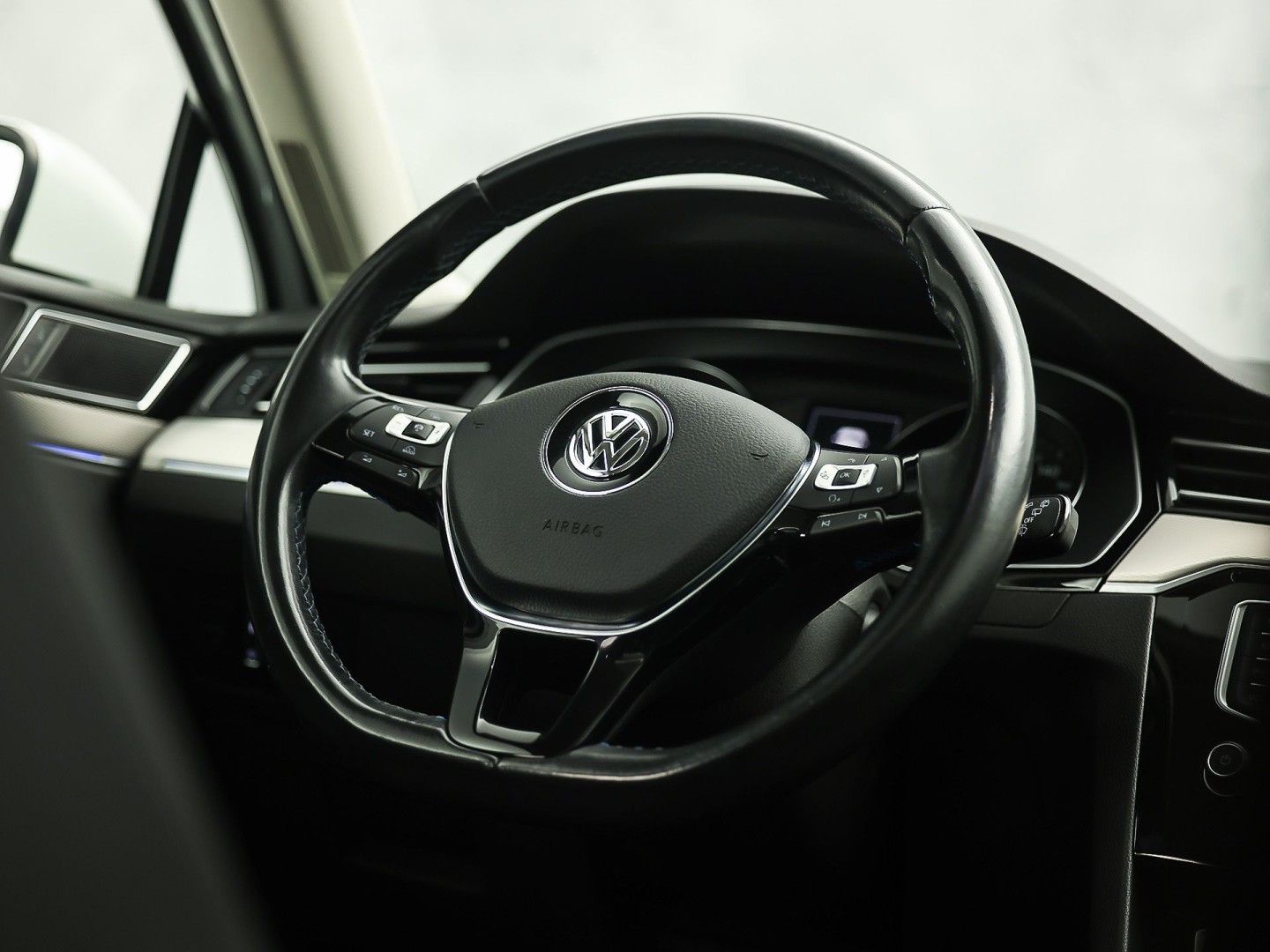 Volkswagen Passat Variant 1.4 TSI GTE HighLine Sport Automaat (PANORAMADAK, APPLE CARPLAY, SOH 77,9%, GROOT NAVI, CAMERA, TREKHAAK, KEYLESS, SPORTSTOELEN, STOELVERWARMING, GETINT GLAS, NIEUWSTAAT)