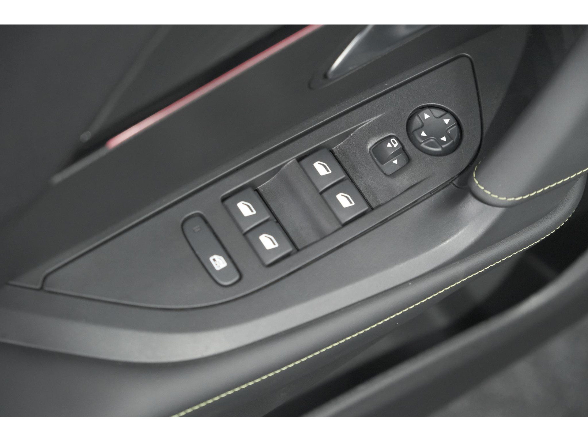 Peugeot 2008 PureTech 130 EAT8 GT | 360 Camera | Adaptieve Cruise Control | Stoelmaasage | Apple Carplay