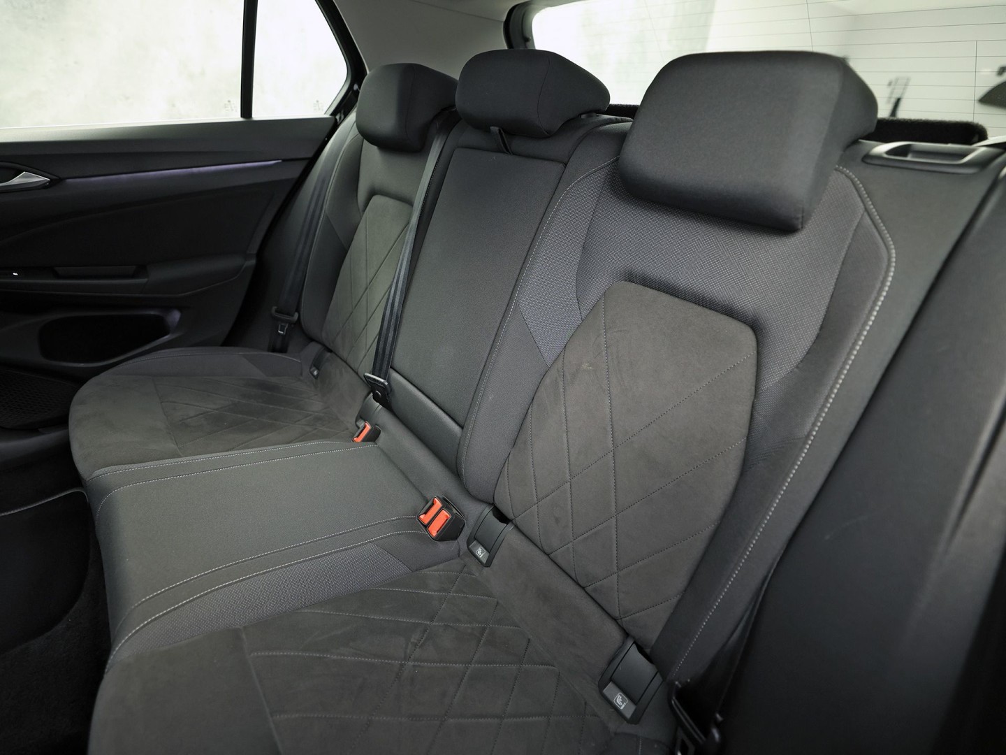 Volkswagen Golf 1.5 TSI Sport (PANORAMADAK, BLACK PACK, APPLE CARPLAY, GROOT NAVI, CAMERA, MEMORY SEAT, STOELVERWARMING, ALCANTARA, GETINT GLAS, TREKHAAK, NIEUWSTAAT)