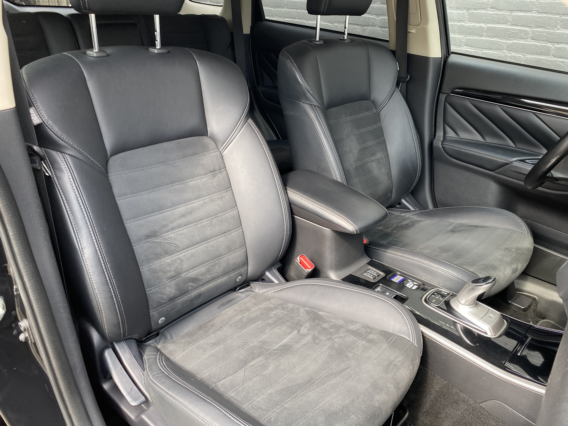 Mitsubishi Outlander 2.4 PHEV Intense+ 4WD 225 pk AUT. | 1e eigenaar | navigatie | trekhaak | elektr. v. stoel | carplay | alcantara