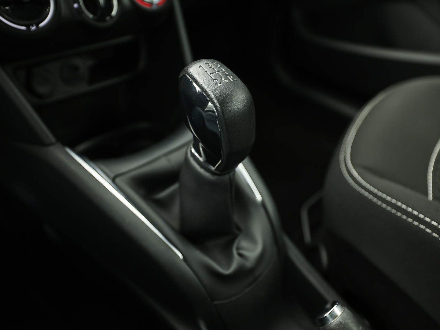 Peugeot 208 1.2 PureTech Sport (NAVIGATIE, CRUISE, BLUETOOTH, SPORTSTOELEN, ELEK PAKKET, NIEUWSTAAT)