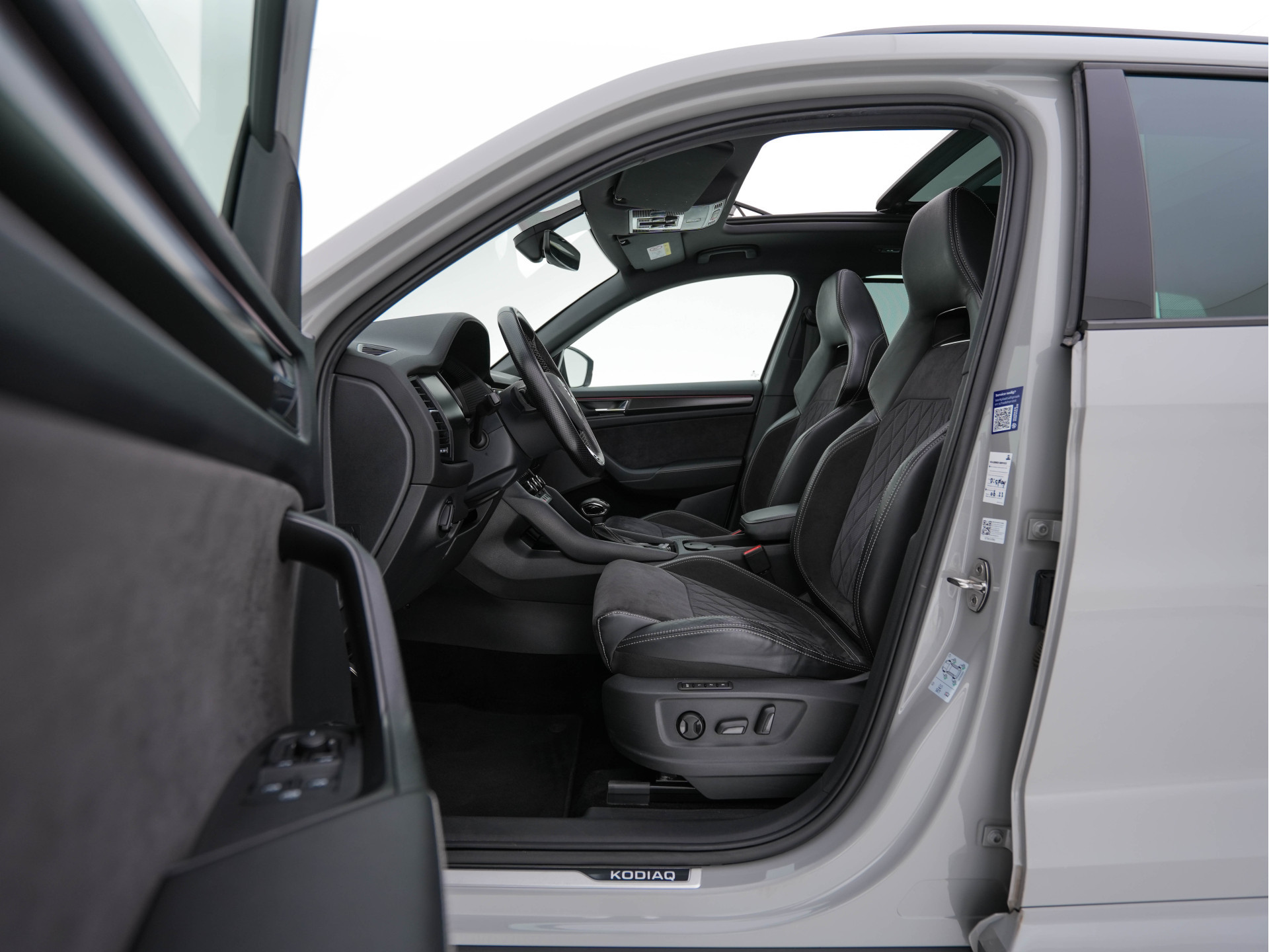 ŠKODA Kodiaq 1.5 TSI Sportline Business (INCL-BTW) Aut. *PANO | LEATHER-MICROFIBRE | FULL-LED | MEMORY-PACK | DIGI-COCKPIT | NAVI-FULLMAP | CAMERA | DAB+ | AMBIENT-LIGHT | KEYLESS | DAB+ | CARPLAY | PRIVACY-GLASS | 20"ALU*