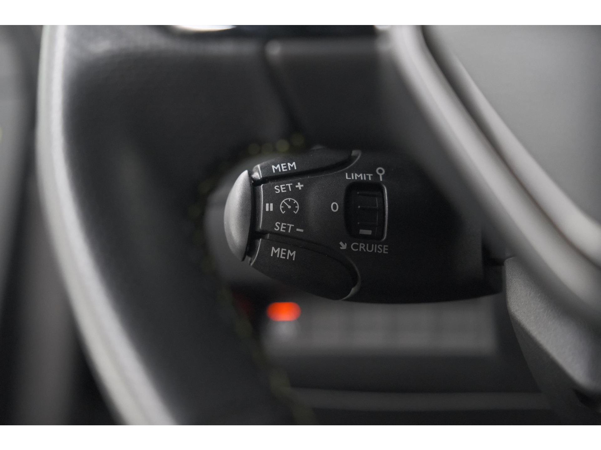 Peugeot 208 PureTech 100 EAT8 GT | Camera | Dodehoekdetectie | Navigatie | Apple Carplay