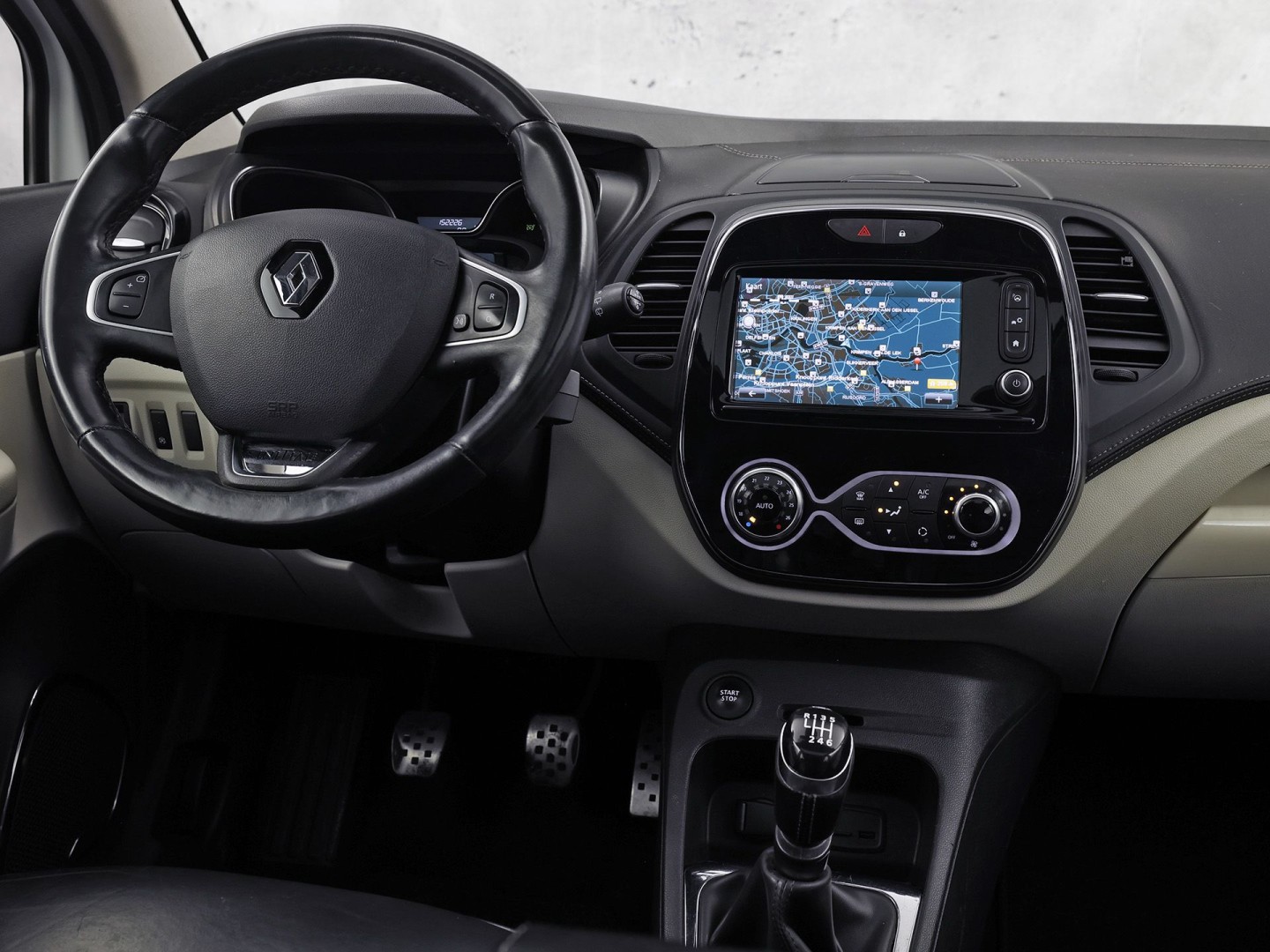 Renault Captur 1.2 TCe Initiale Paris (PANORAMADAK, NAVIGATIE, LEDER, STOELVERWARMING, CLIMATE, CAMERA, SPORTSTOELEN, GETINT GLAS, CRUISE, NIEUWSTAAT)