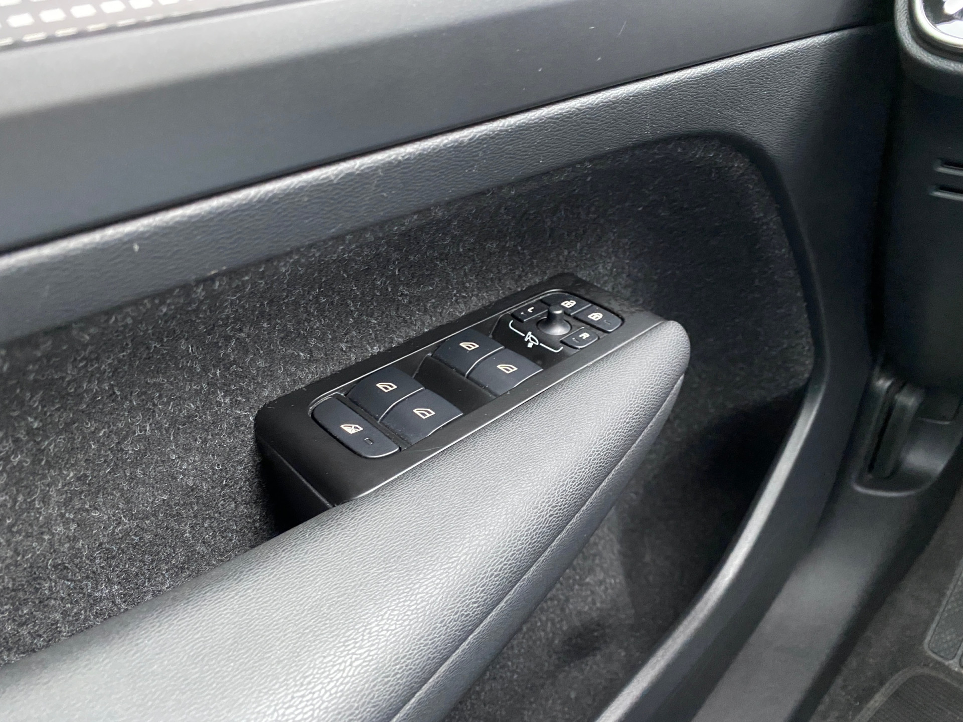 Volvo XC40 Recharge P8 AWD R-Design 408 pk | apple carplay | stoel-stuurverwarming | leder-alcantara | elektr. a. klep | BTW