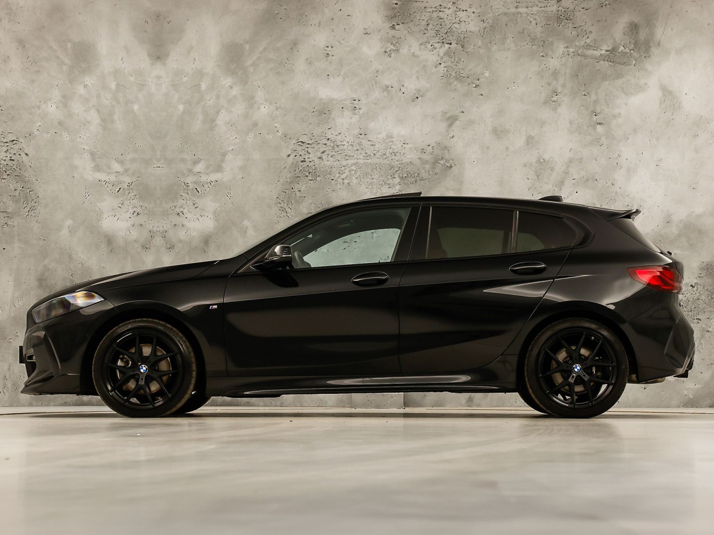 BMW 1 Serie 118i M Sport Automaat (PANORAMADAK, M PAKKET, DEALER ONDERHOUDEN, STUUR/STOELVERWARMING, CAMERA, BRUIN LEDER, SPOILER, BLACK PACK, SFEERVERLICHTING, NIEUWSTAAT)