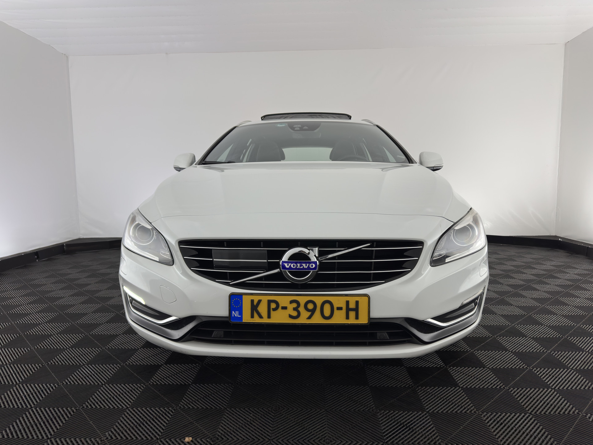 Volvo V60 2.4 D5 Twin Engine Special Edition Aut. *PANO | LEATHER | BI-XENON | BLINDSPOT | MEMORY-PACK | NAVI-FULLMAP | HEATED-SPORTSEATS | CAMERA | PERFORMANCE-AUDIO | TOWBAR | 18''ALU*