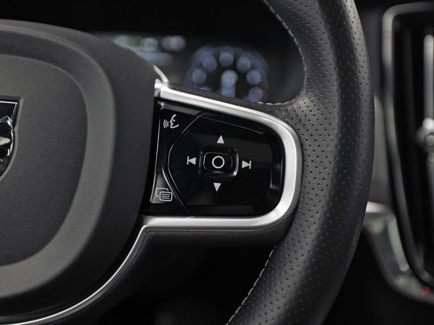 Volvo V90 2.0 T4 R-Design Automaat 190Pk (PANORAMADAK, HARMAN/KARDON, MEMORY SEATS, APPLE CARPLAY, GETINT GLAS, CAMERA, STOELVERWARMING, LEDER, NIEUWE APK, NIEUWSTAAT)