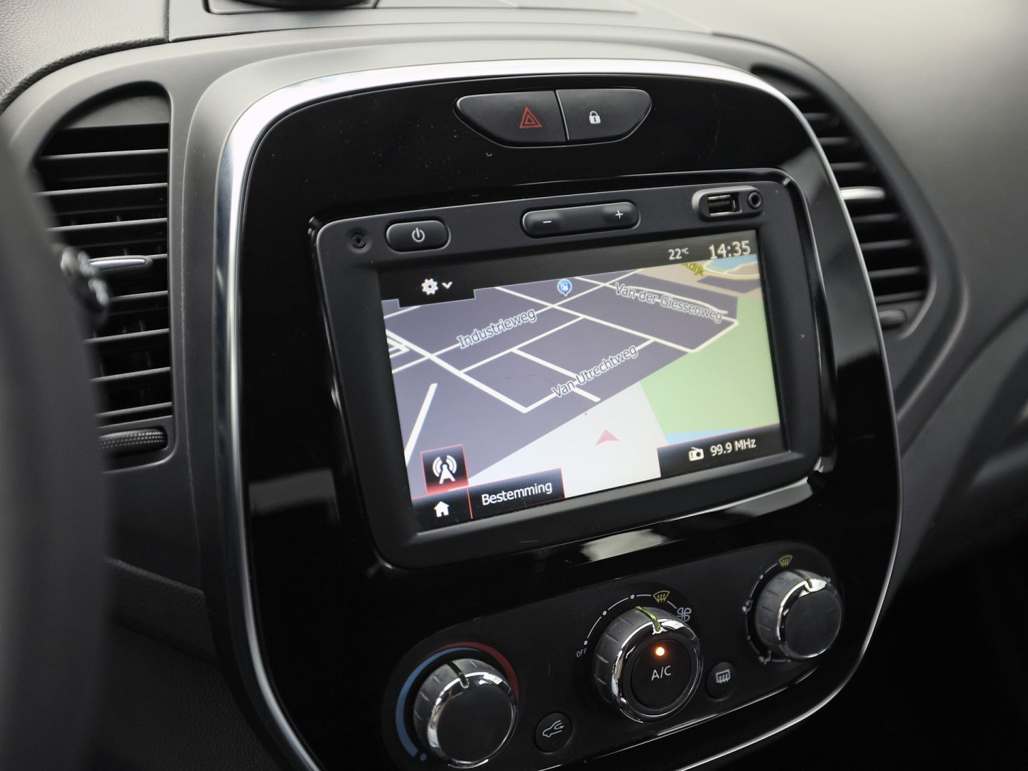 Renault Captur 0.9 TCe Sport (NAVIGATIE, CAMERA, CRUISE, SPORTSTOELEN, GETINT GLAS, LM VELGEN, NIEUWSTAAT)