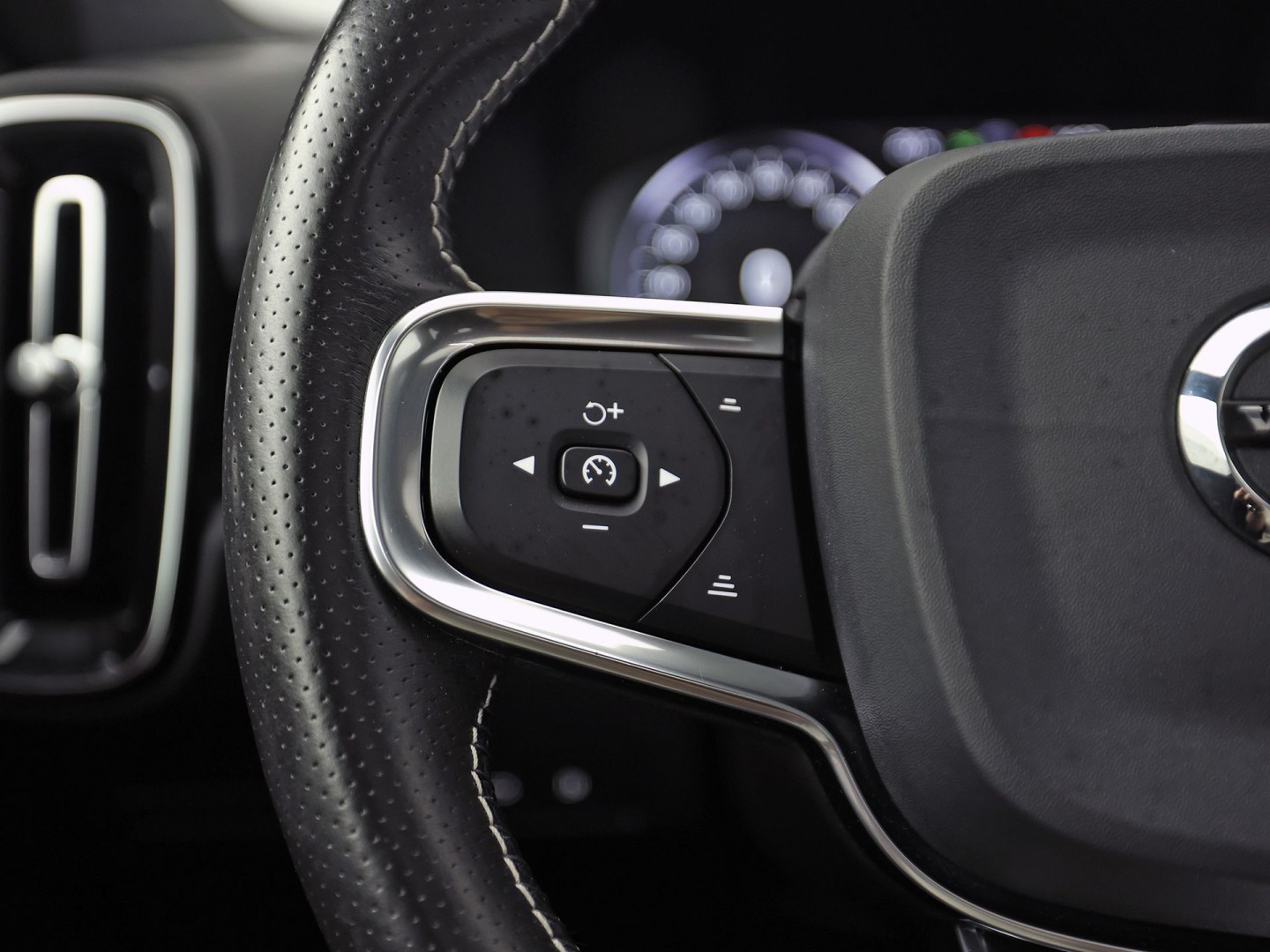 Volvo XC40 1.5 T5 Twin Engine R-Design 252Pk Automaat (PANORAMADAK, GROOT NAVI, CAMERA, HARMAN/KARDON, SPORTSTOELEN, LEDER/ALCANTARA, ELEK ACHTERKLEP, NIEUWE APK,  NIEUWSTAAT)