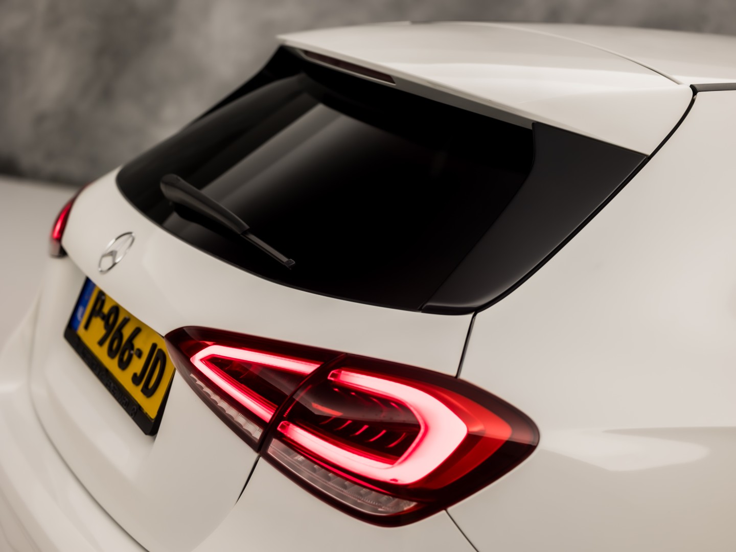 Mercedes-Benz A-Klasse 250 AMG Sport 224Pk Automaat (PANORAMADAK, MEMORY SEATS, 360 CAMERA, BURMESTER, GROOT NAVI, SFEERVERLICHTING, WIDESCREEN, ADAPTIVE CRUISE, NIEUWSTAAT)