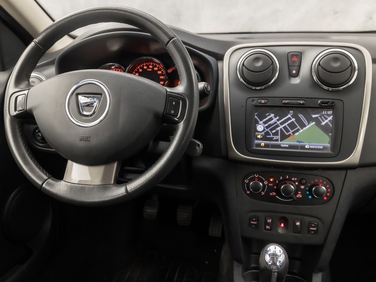 Dacia Sandero 0.9 TCe Stepway Lauréate (NAVIGATIE, AIRCO, LM VELGEN, SPORTSTOELEN, PARKEERSENSOREN, NIEUWSTAAT)