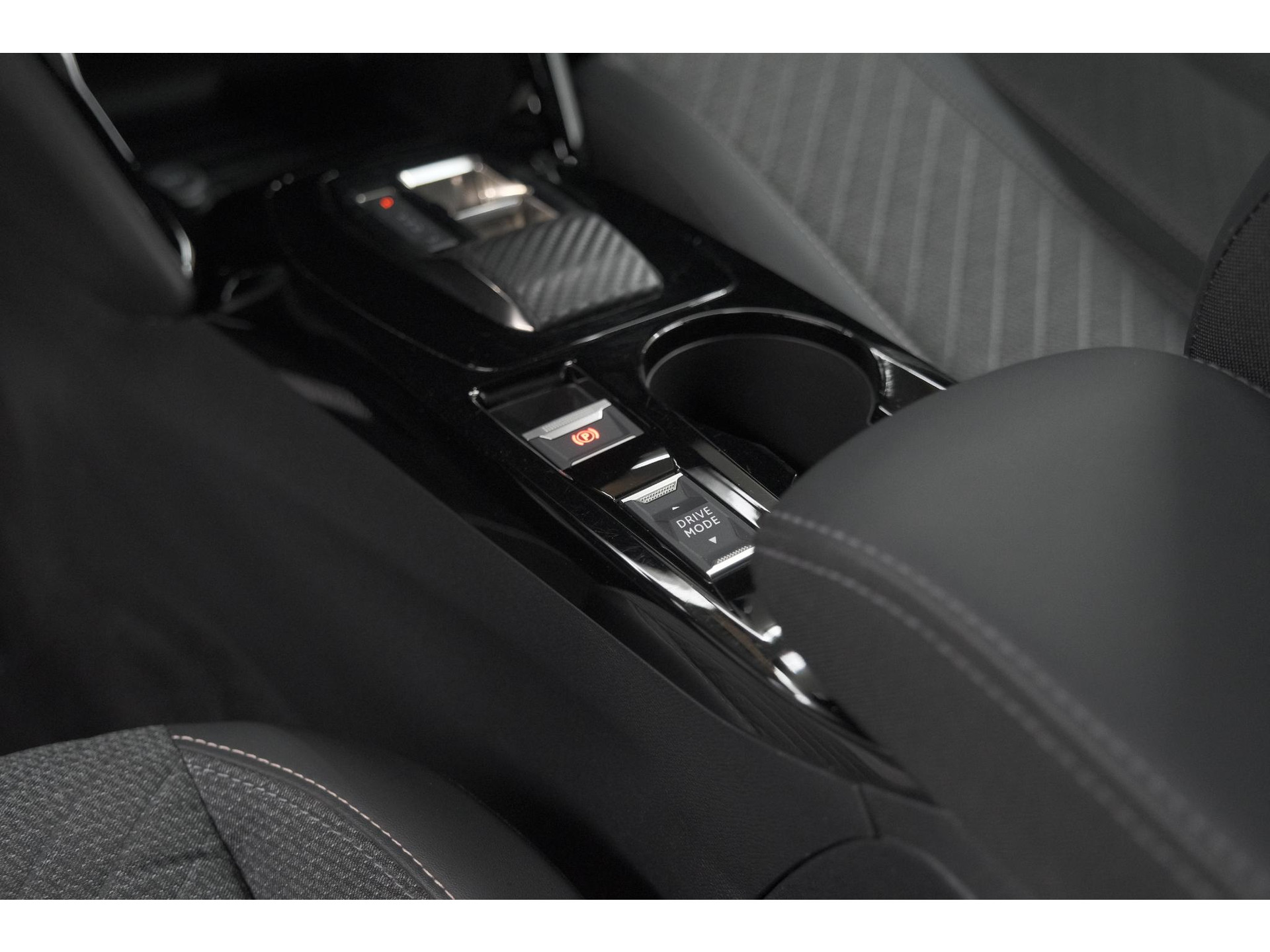 Peugeot 2008 PureTech 130 EAT8 Allure | 360 Camera | Adaptieve Cruise Control | Keyless | Dodehoekdetectie