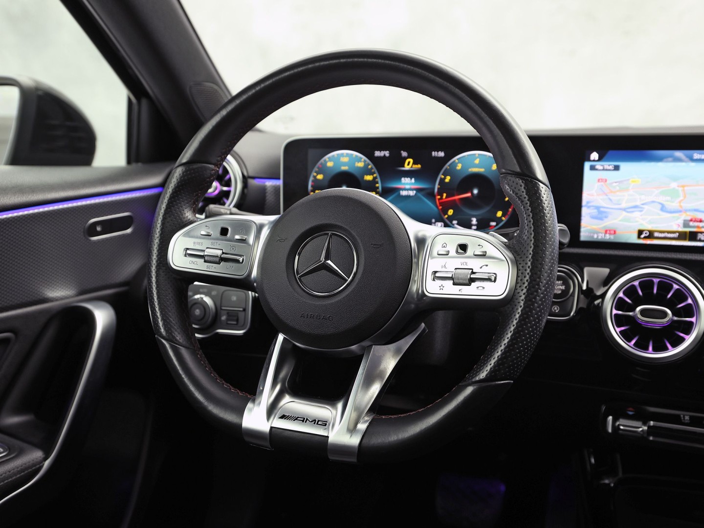 Mercedes-Benz A-Klasse 200 AMG Sport 163Pk Automaat (PANORAMADAK, APPLE CARPLAY, GROOT NAVI, SFEERVERLICHTING, CAMERA, SPORTSTOELEN, LEDER, GETINT GLAS, STOELVERWARMING, NIEUWSTAAT)