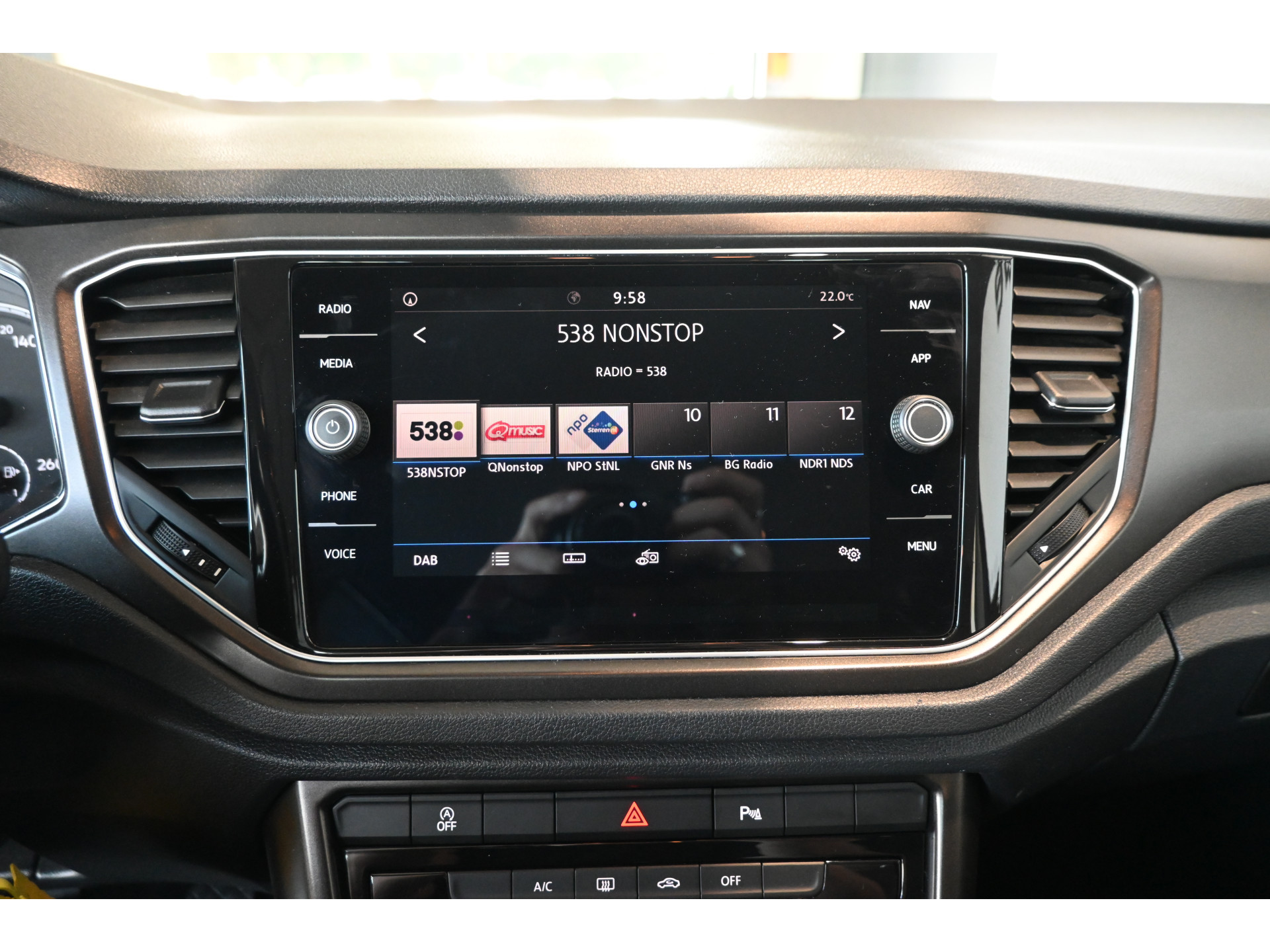 Volkswagen T-Roc 1.0 TSI Style Clima Adaptieve cruise Navigatie PDC Licht metaal Inruil mogelijk