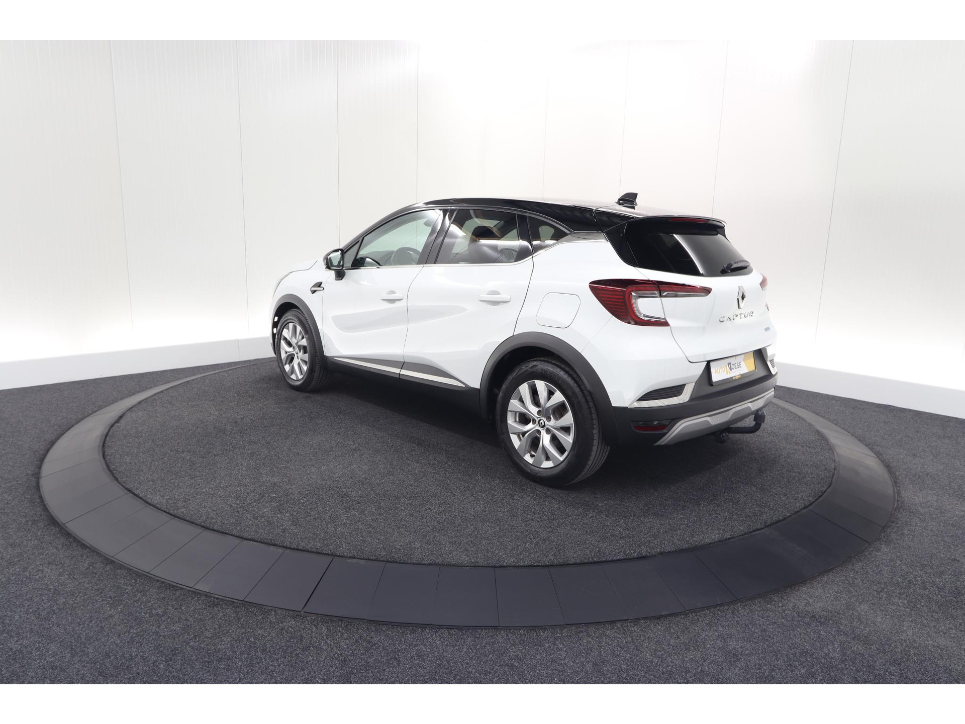 Renault Captur 1.6 E-Tech Plug-in Hybrid 160 Intens | Trekhaak | Camera | Adaptieve Cruise Control | Dodehoekdetectie