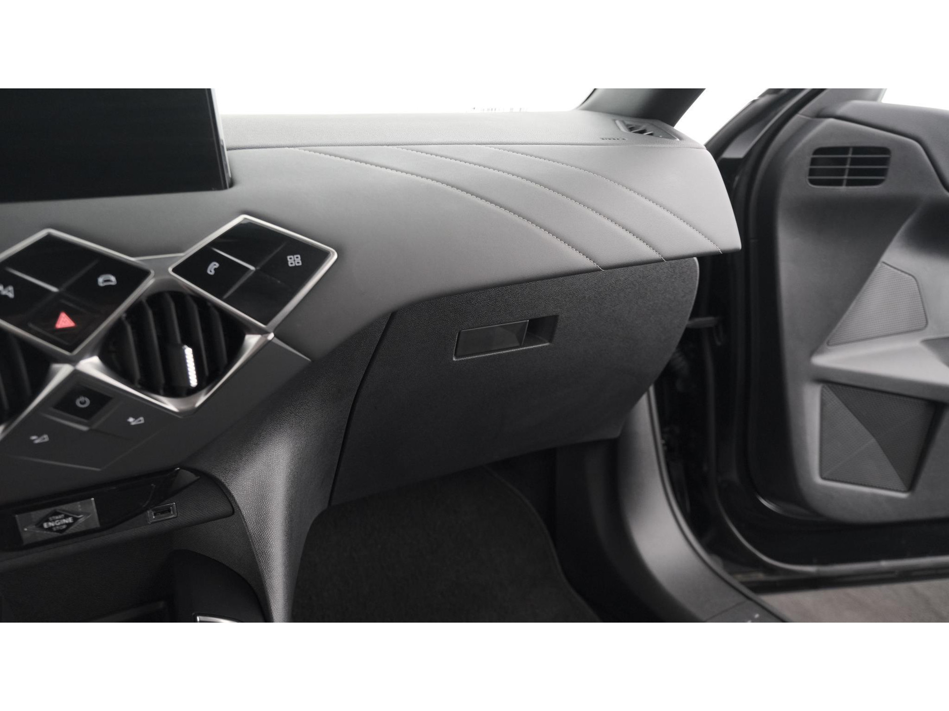 DS 3 Crossback PureTech 100 Montmartre | Parkeersensoren | Apple Carplay | Allseason Banden | Navigatie | Climate Control