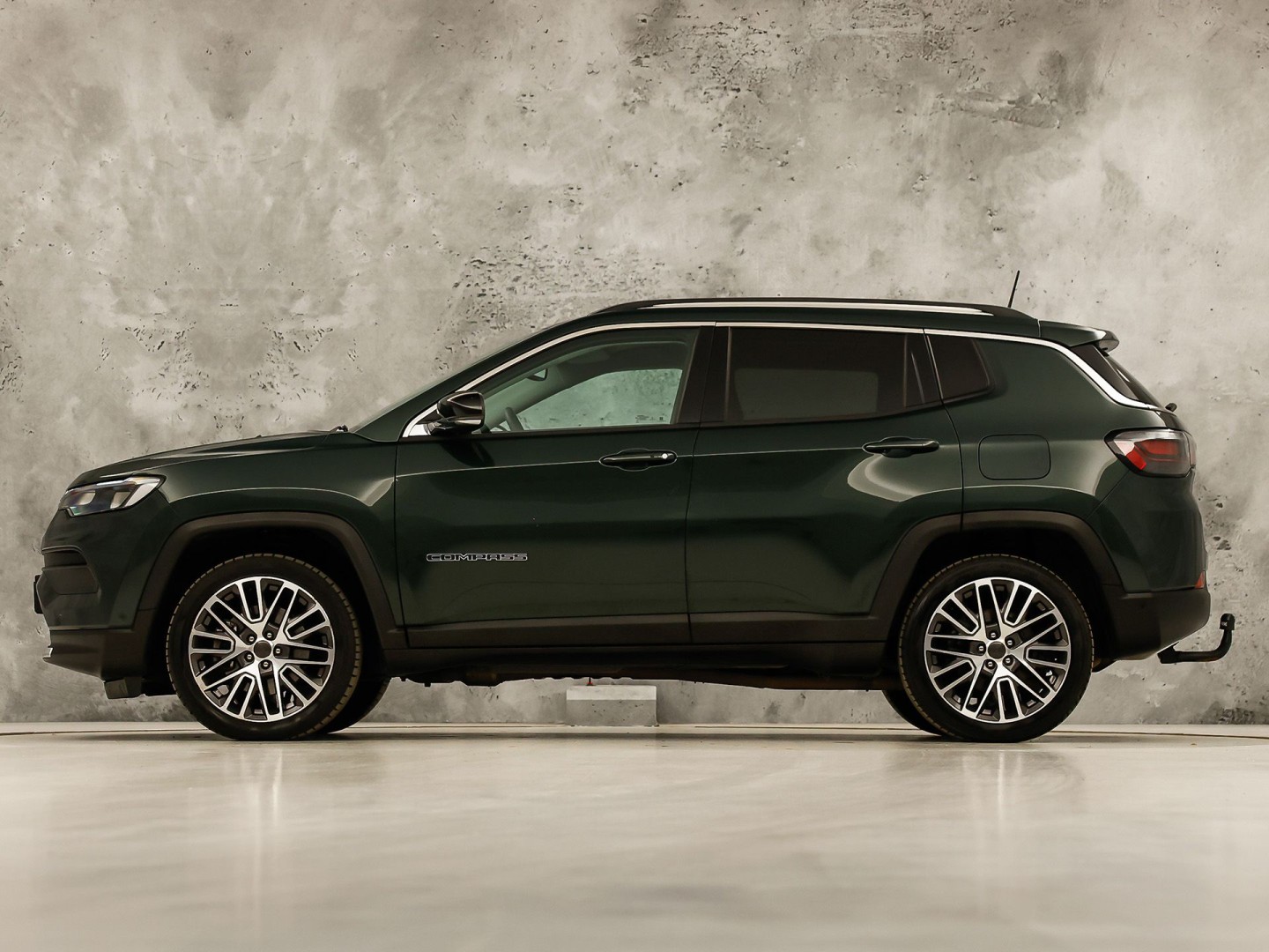 Jeep Compass 4xe 190 Plug-in Hybrid Electric Night Eagle. Automaat (NAP, APPLE CARPLAY, GROOT NAVI, LEDER, ADAPTIVE CRUISE, SPORTSTOELEN, GETINT GLAS, KEYLESS, NIEUWSTAAT)