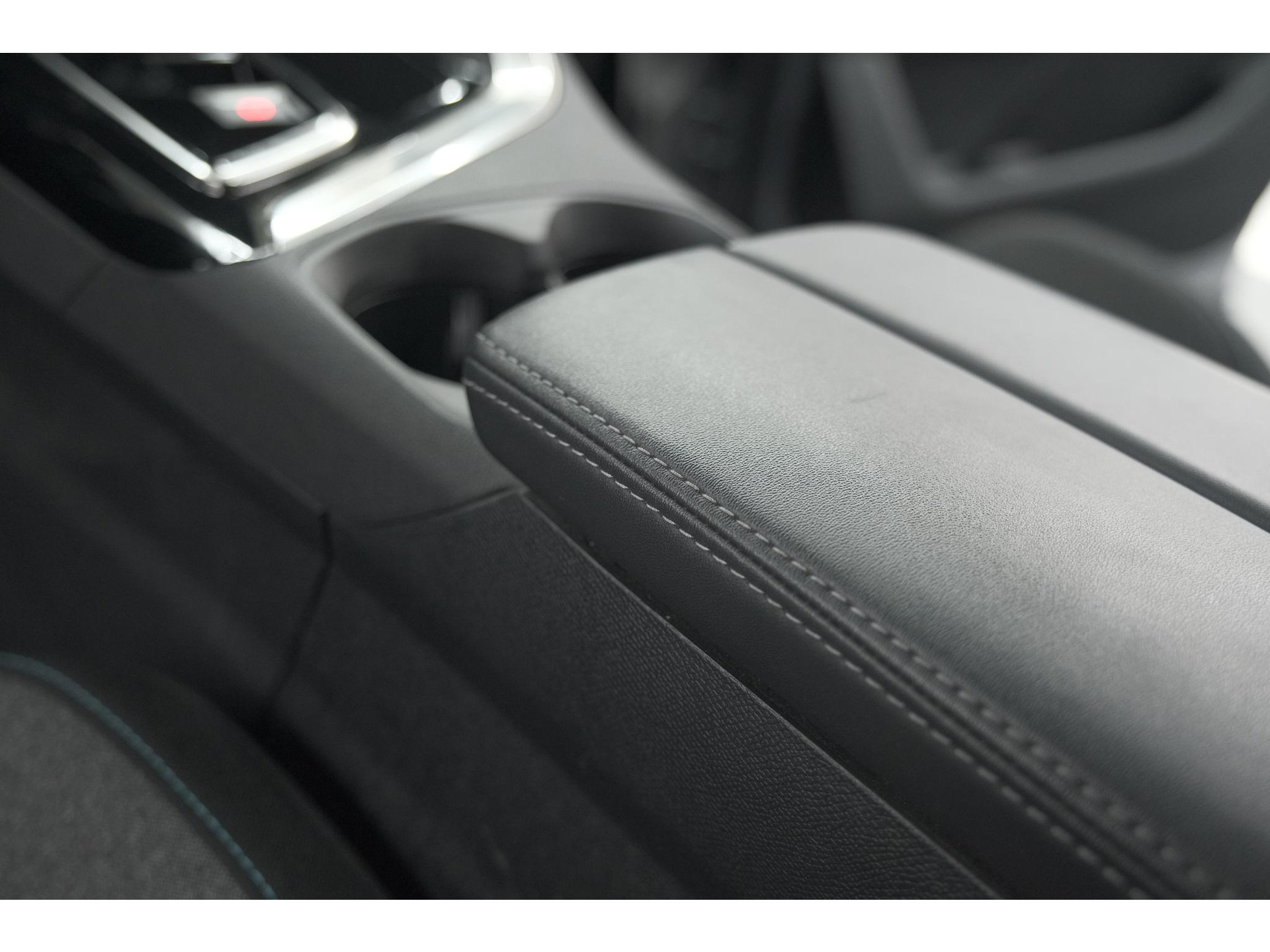 Peugeot 5008 PureTech 130 EAT8 Active Pack | 7 Zitplaatsen | Camera | Apple Carplay | Parkeersensoren