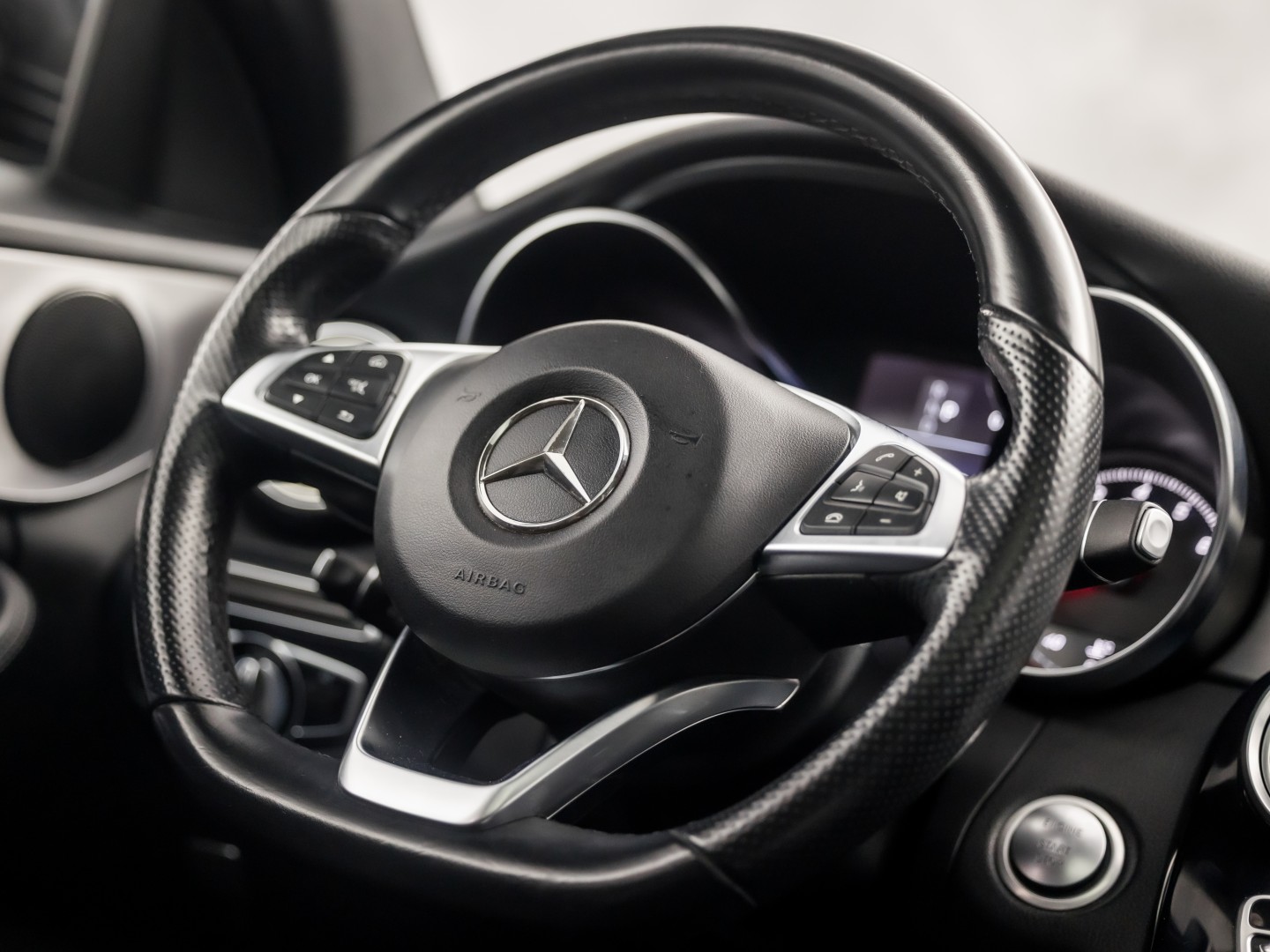 Mercedes-Benz C-Klasse 180 AMG Sport 156Pk Automaat (PANORAMADAK, NAVIGATIE, LEDER, ELEK SPORTSTOELEN, STOELVERWARMING, ELEK ACHTERKLEP, GETINT GLAS, ZWART HEMEL, NIEUWSTAAT)