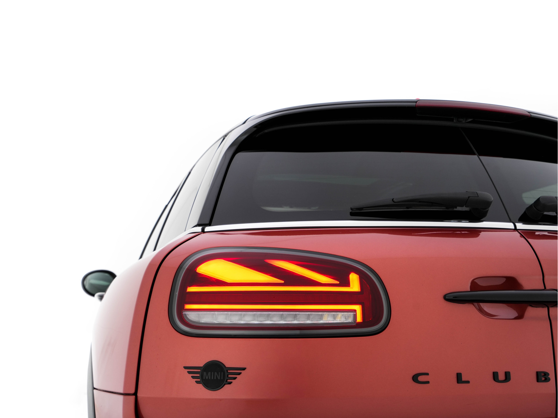 MINI Mini Clubman 2.0 Cooper S ALL4  Premier Plus JCW (INCL-BTW) Aut * PANO | LEATHER | FULL-LED | HEATED-SPORTSEATS | DIGI-COCKPIT | AMBIENT-LIGHT | PRIVACY-GLASS | HEAD-UP | PDC | CAMERA | DAB  | KEYLESS | TOWBAR | 18"ALU*