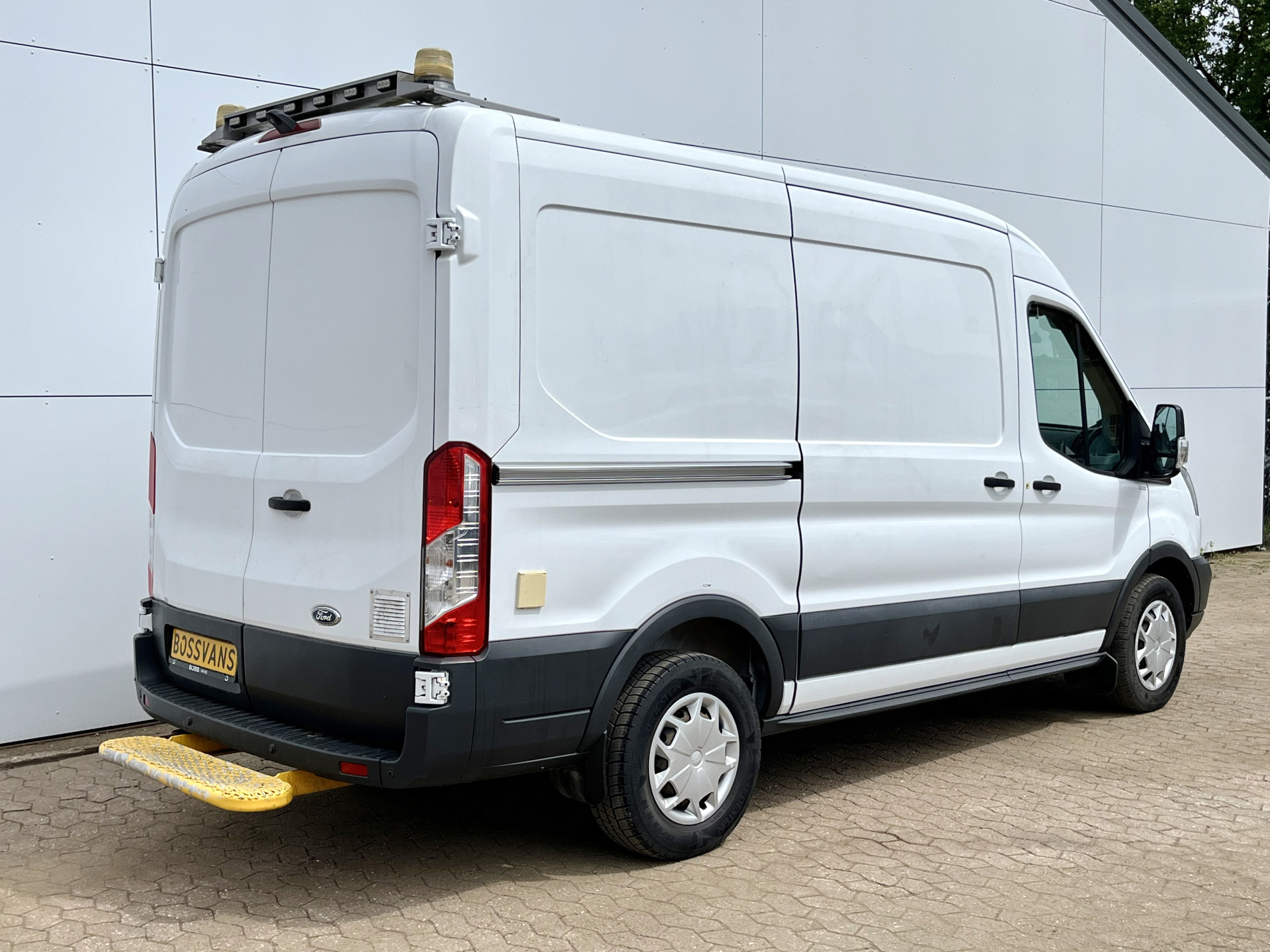Ford Transit 2.0 TDCI 130PK L2H2 Airco Cruise Control Parkeersensoren Stoelverwarming Zwaailampen Kastwand Inbouw