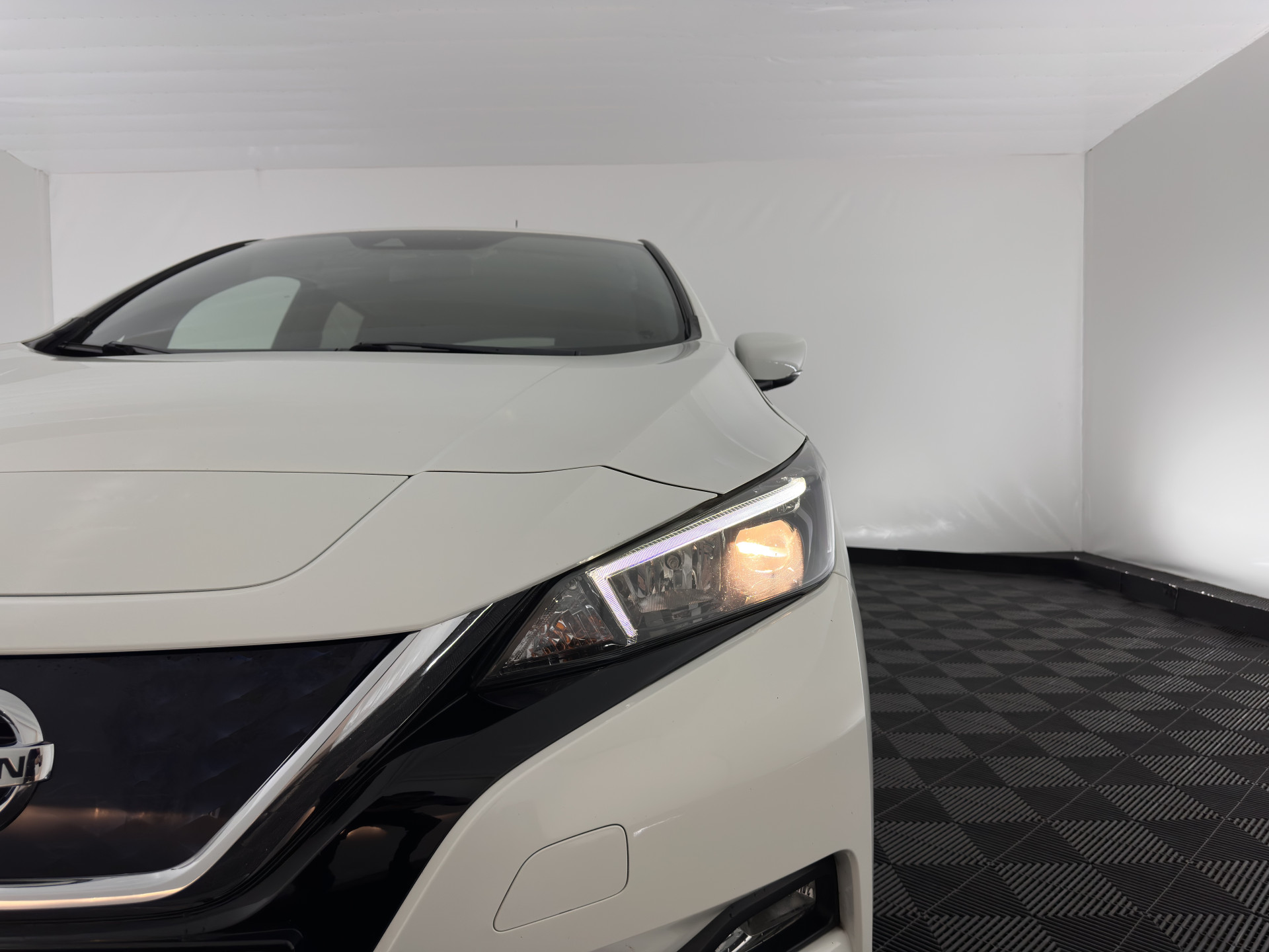 Nissan LEAF Acenta 40 kWh {SOH-90%} Aut. *ADAPTIVE-CRUISE | KEYLESS | NAVI-FULLMAP | BLIND-SPOT | DAB+ | COMFORTSEATS | DIGI-COCKPIT | PRIVACY-GLASS | CAMERA |  17"ALU*