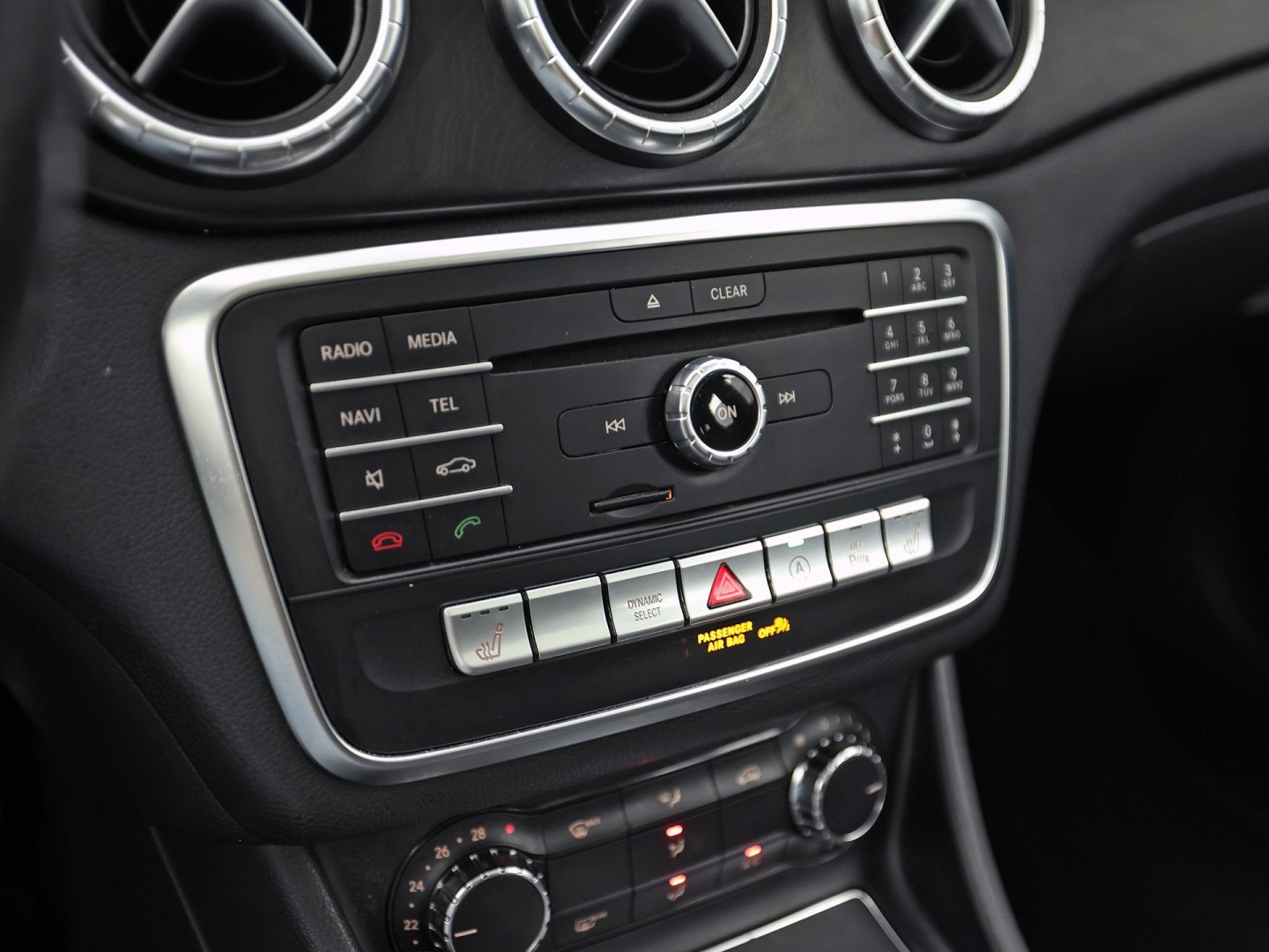 Mercedes-Benz CLA-Klasse 200 AMG Sport 156Pk Automaat (PANORAMADAK, GROOT NAVI, LEDER, STOELVERWARMING, SPORTSTOELEN, PARKEERSENSOREN, CRUISE, NIEUWSTAAT)