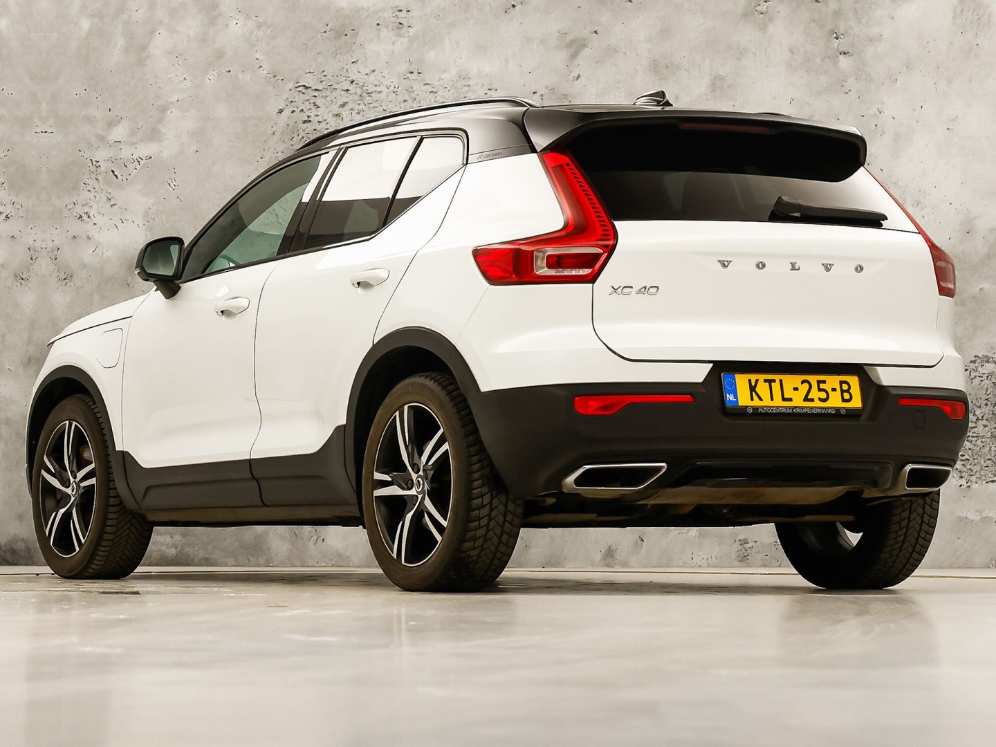 Volvo XC40 1.5 T5 Twin Engine R-Design 252Pk Automaat (PANORAMADAK, GROOT NAVI, CAMERA, HARMAN/KARDON, SPORTSTOELEN, LEDER/ALCANTARA, ELEK ACHTERKLEP, NIEUWE APK,  NIEUWSTAAT)