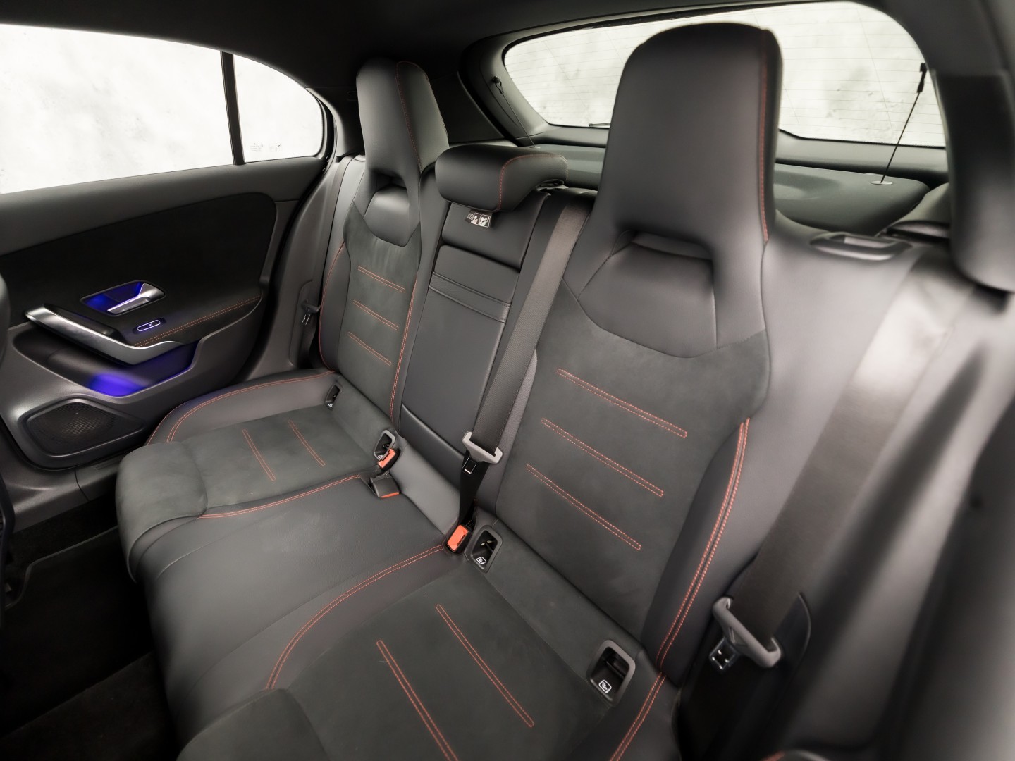Mercedes-Benz A-Klasse 180 AMG Line Automaat (FABRIEKSGARANTIE, APPLE CARPLAY, GROOT NAVI, SFEERVERLICHTING, CAMERA, KUIPSTOELEN, STOELVERWARMING, GETINT GLAS, NIEUWSTAAT)