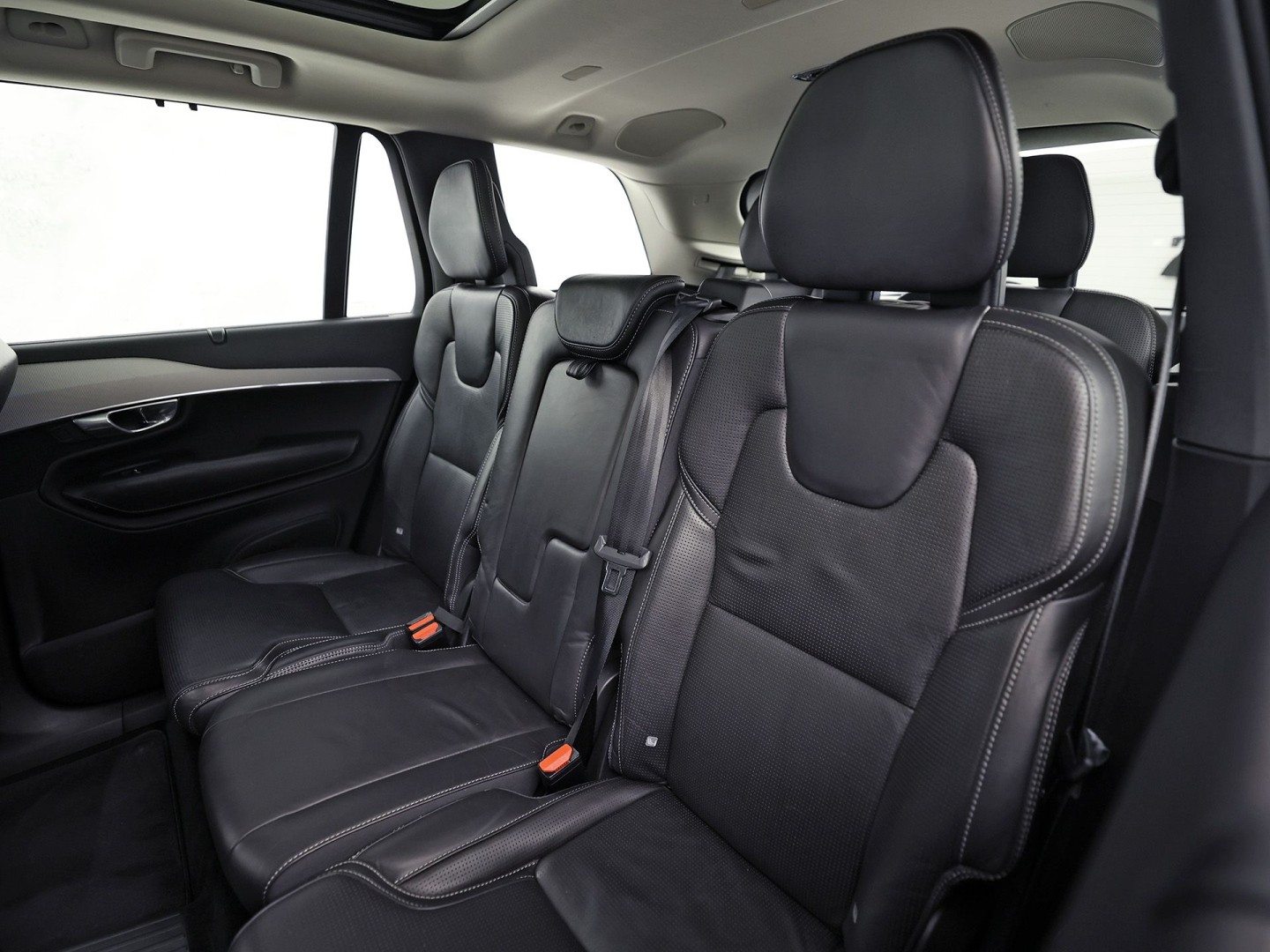 Volvo XC90 2.0 T8 Twin Engine AWD Inscription Automaat 407Pk (PANORAMADAK, APPLE CARPLAY, MEMORY SEATS, STOELVERWARMING/KOELING, CAMERA, GETINT GLAS, LEDER, TREKHAAK, NIEUWE APK)