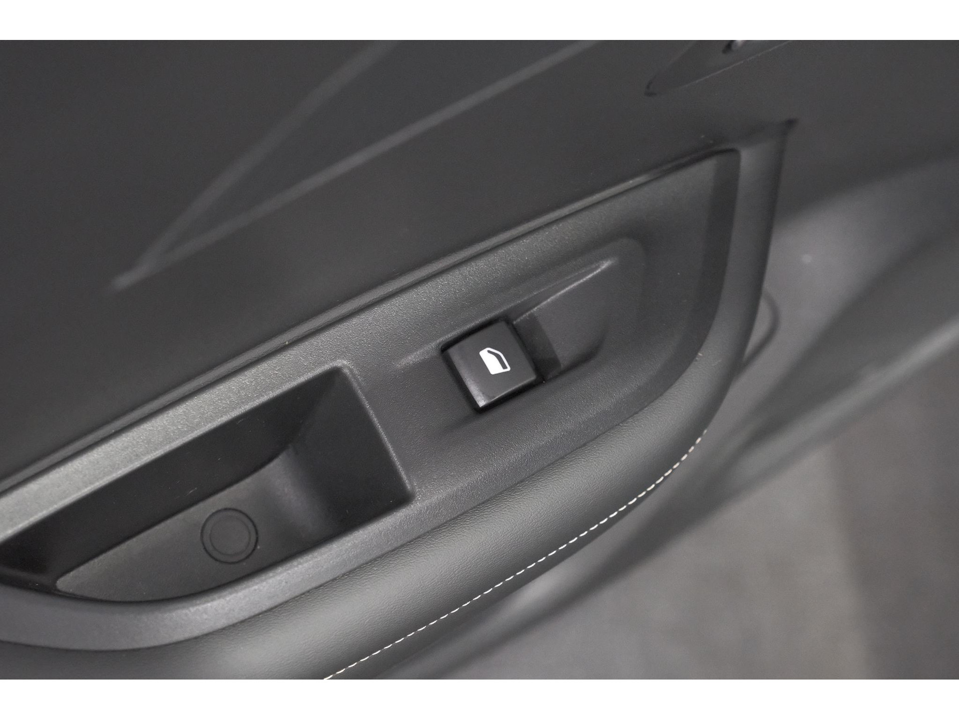 Peugeot e-2008 EV Allure 54 kWh | 97,2% SOH | 11 KW Lader | Apple Carplay | Parkeersensoren