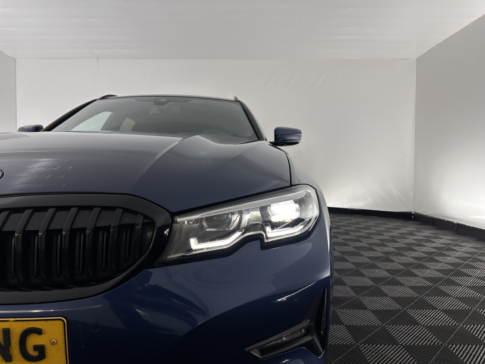 BMW 3-serie Touring 320e Business Edition Plus [Plug-In] (INCL-BTW) Aut. *LEATHER | FULL-LED | HEATED-SPORTSEATS | DIGI-COCKPIT | HIFI-SOUND | NAVI-FULLMAP | PRIVACYGLASS | PDC | AMBIENTLIGHT | DAB | KEYLESS | TOWBAR | 17"ALU* *