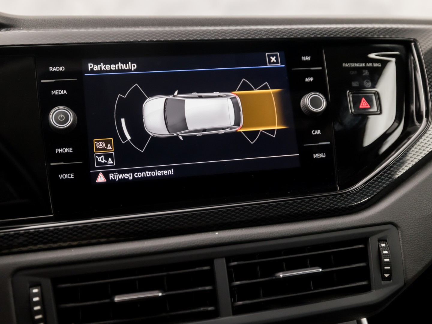 Volkswagen Polo 1.0 TSI Sport (VIRTUAL COCKPIT, 1e EIGENAAR, APPLE CARPLAY, GROOT NAVI, CLIMATE, STOELVERWARMING, SPORTSTOELEN, GETINT GLAS, LM VELGEN, CRUISE, PARKEERSENSOREN, NIEUWSTAAT)