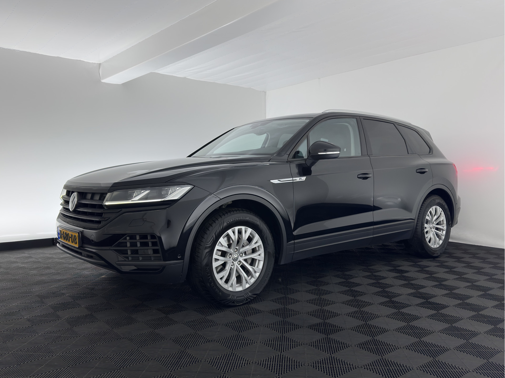 Volkswagen Touareg 3.0 TDI R-Line (INCL-BTW) Aut. *LUXURY-LEATHER | FULL-LED | BLIND-SPOT | HEATED-COMFORTSEATS | AIR-SUSPENSION | KEYLESS | CAMERA | NAVI-FULLMAP | PRIVACY-GLASS | ADAPTIVE-CRUISE |  SHIFT-PADDLES | TOWBAR*