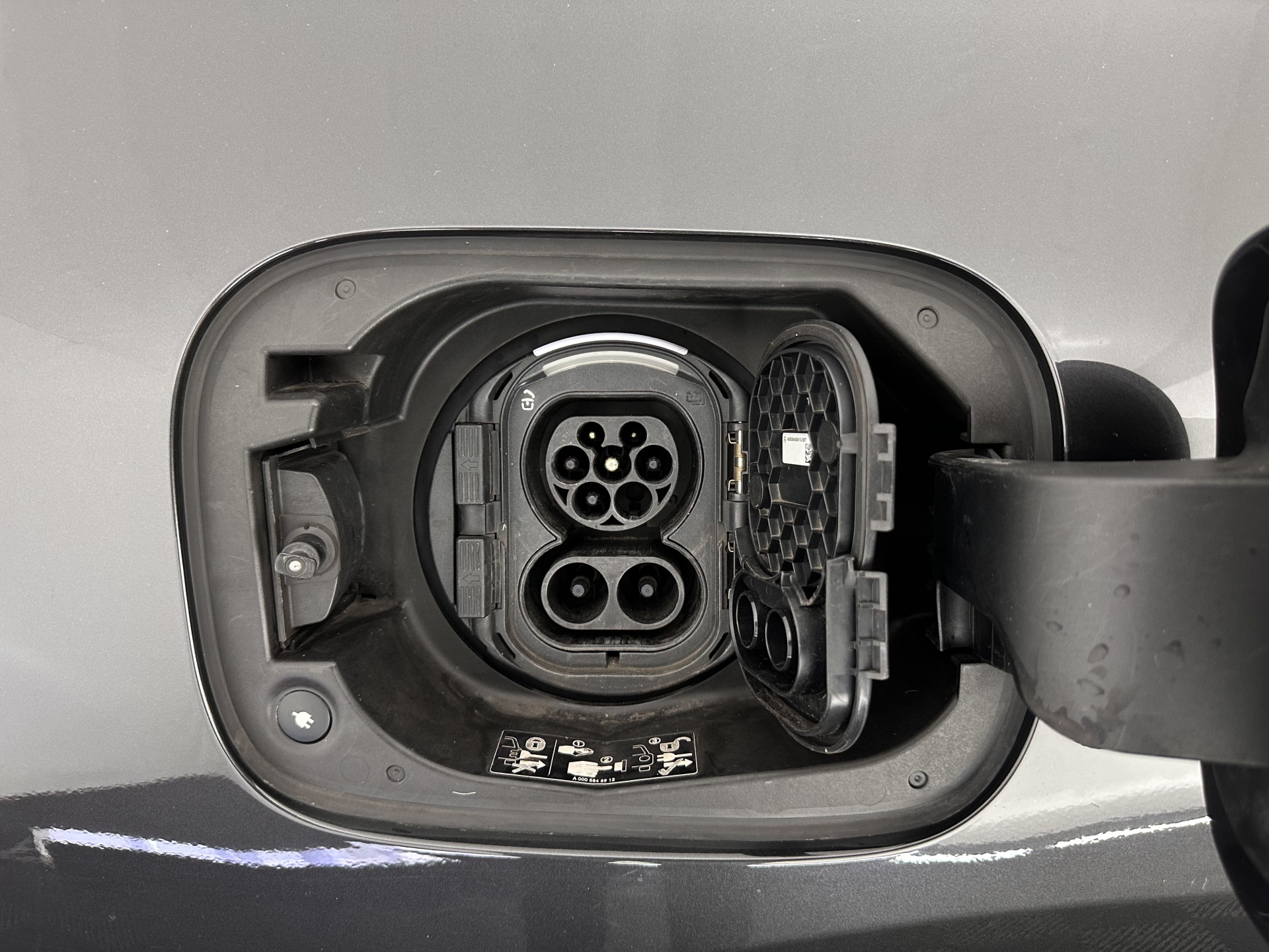 Mercedes-Benz EQC 400 4MATIC Business Solution Luxury 80 kWh {SOH-89%} (INCL.BTW) Aut.*LEATHER | FULL-LED | DISTRONIC | BLINDSPOT | HEATED-COMFORTSEATS | DIGI-WIDESCREEN | DAB+ | KEYLESS | AMBIENTLIGHT | NAVI-FULLMAP | ECC | PRIVACY-GLASS | PDC | 20''ALU*