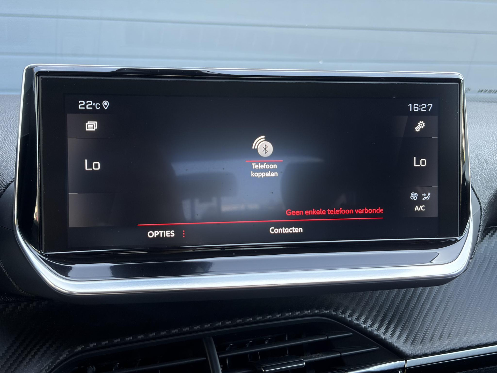 Peugeot 2008 1.2 PureTech Allure ✓Recent beurt gehad✓D-riem vv in 06-2025✓360° Camera✓Draadloze telefoonlader✓Carplay✓Keyless✓Automaat✓Trekhaak✓Halfleder✓Navi✓Clima✓Cruise✓131pk✓Lm velgen✓2e Eigenaar✓Pdc V+A✓Rijstrooksensor✓N.A.P✓Apk tot 04-2028