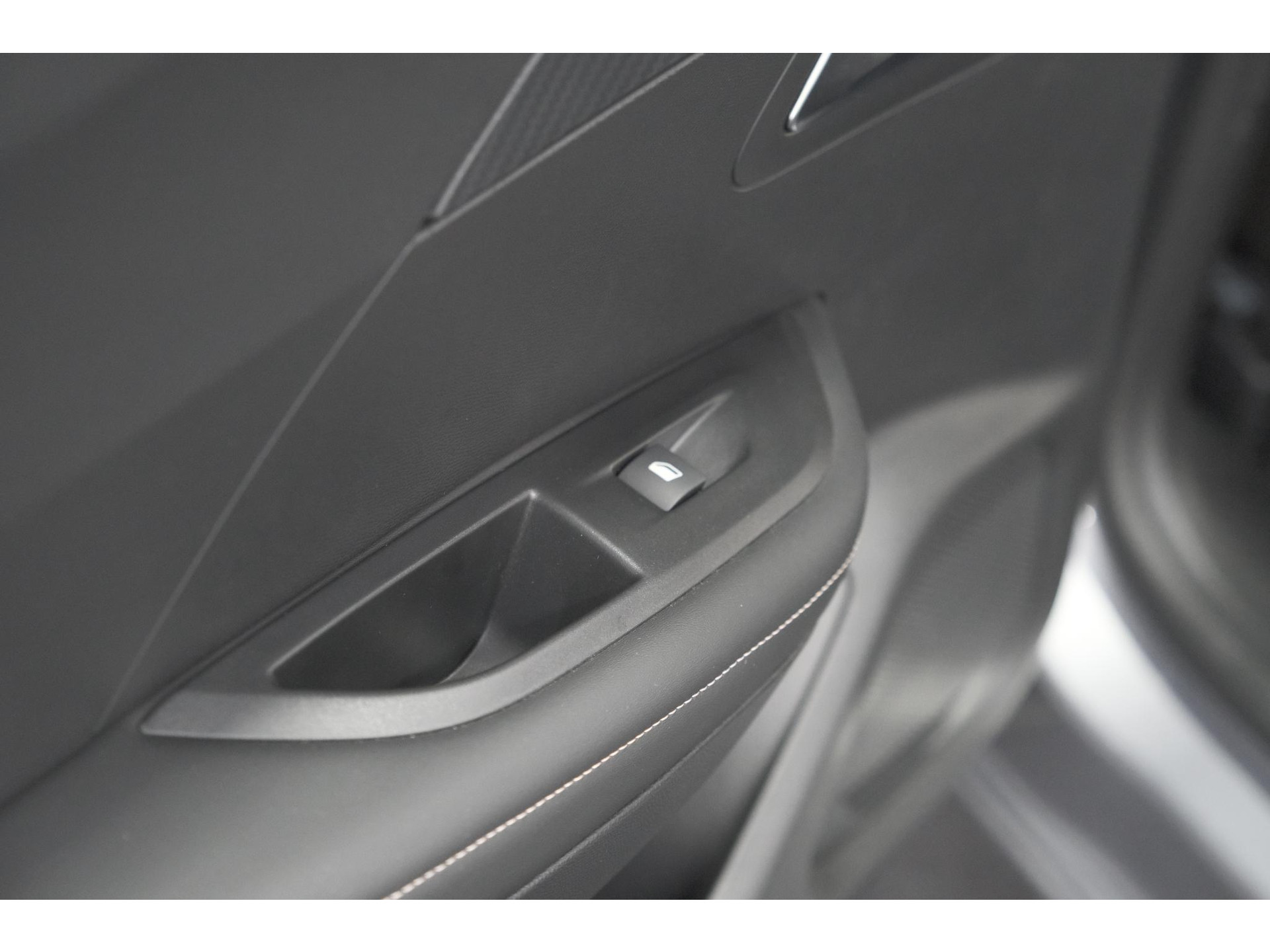 Peugeot 2008 1.2 Hybrid 145 Allure | 360 Camera | Adaptieve Cruise Control | Dodehoekdetectie | Apple Carplay