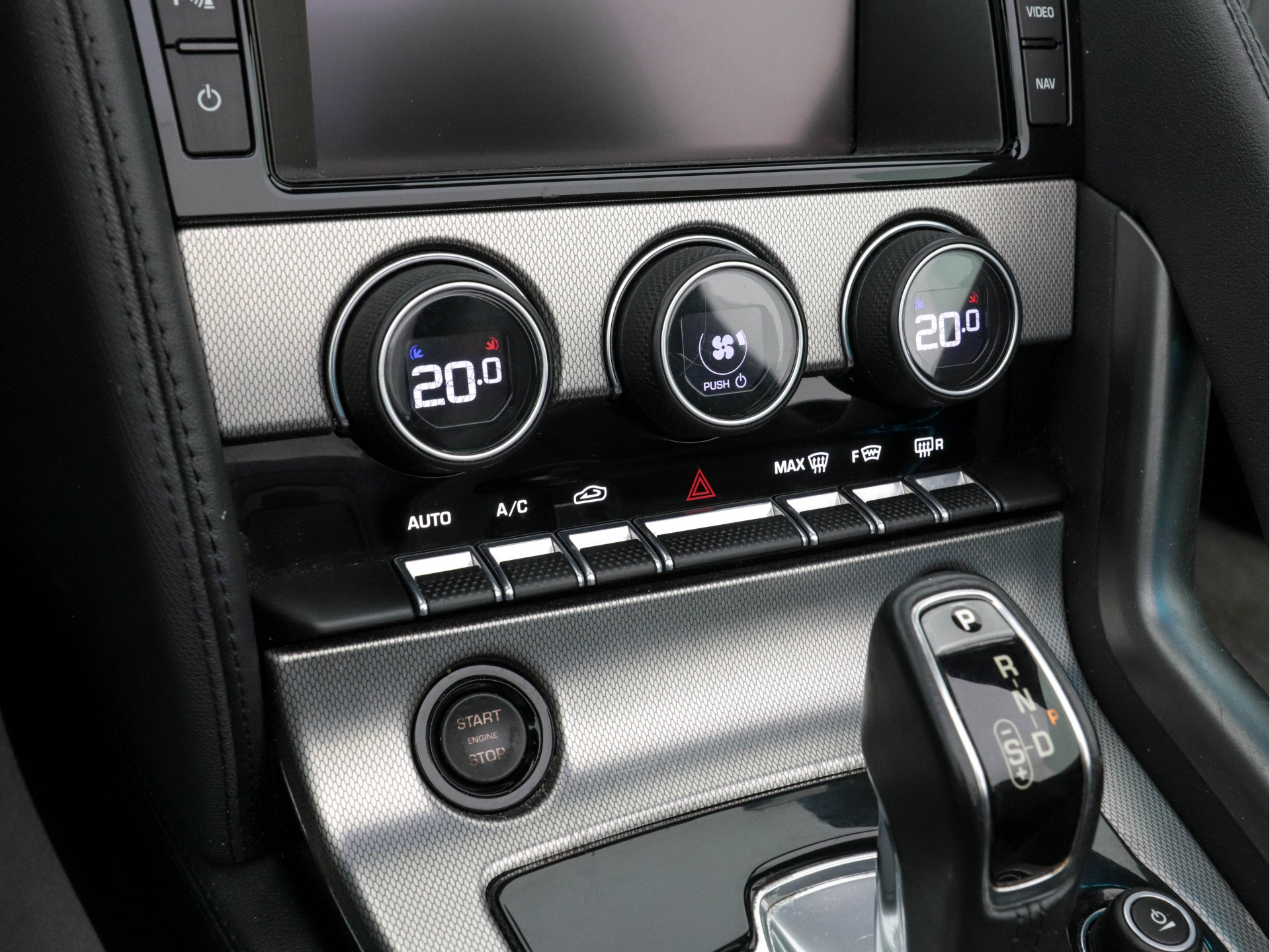 Jaguar F-TYPE 3.0 V6 Convertible Aut. *LEATHER | BI-XENON | NAVI-FULLMAP | CAMERA | MEMORY-PACK | KEYLESS | DAB | SHIFT-PADDLES | ECC | HEATED-SPORTSEATS | PDC | AIRSCARF | CRUISE | 19"ALU*