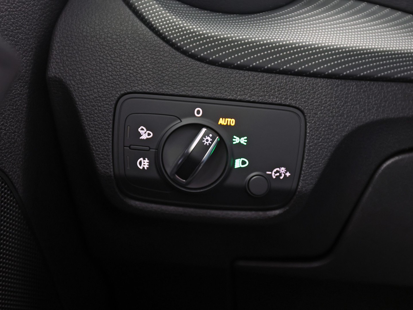 Audi Q2 1.4 TFSI S-Line Sport 150Pk Automaat (VIRTUAL COCKPIT, GROOT NAVI, CLIMATE, LEDER, STOELVERWARMING, SPORTSTOELEN, LED KOPLAMPEN, PARKEERSENSOREN, NIEUWSTAAT)
